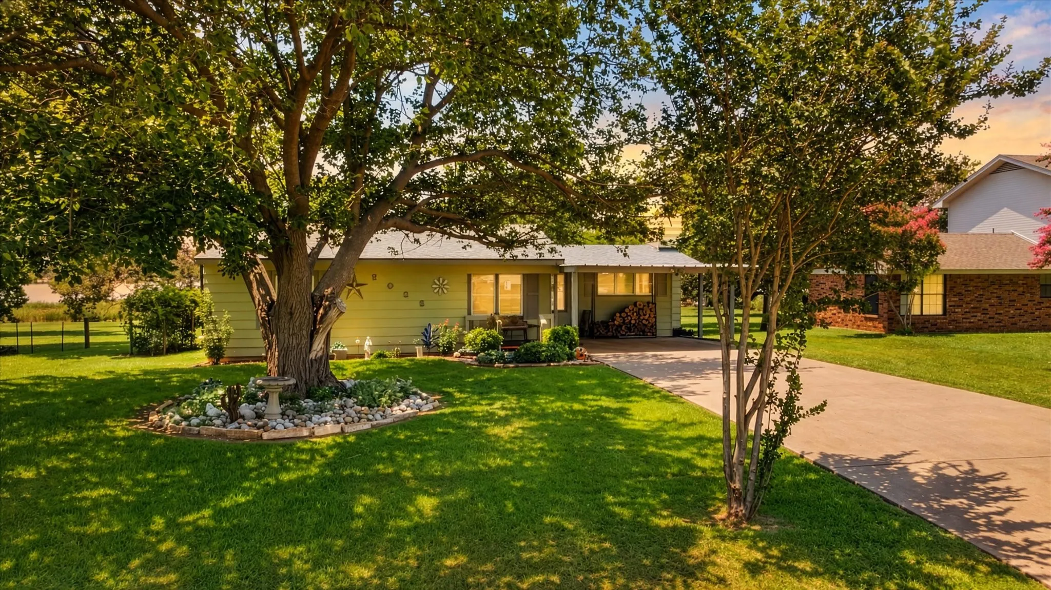 Single Family Residence For Sale in Hood County , 2022 Long Creek Court, Granbury, Texas 76049, 3 Bedroom, 2 Bathroom, Garage spaces, 1,456 Sqft, built in 1998, mls#21313562, Real Estate Agent in Granbury, Homes For Sale in Hood county, Homes For Sale in Granbury, Realtor in Granbury Texas, Real Estate Brokerage Independent Realty Texas, Luminita Cordes Realtor