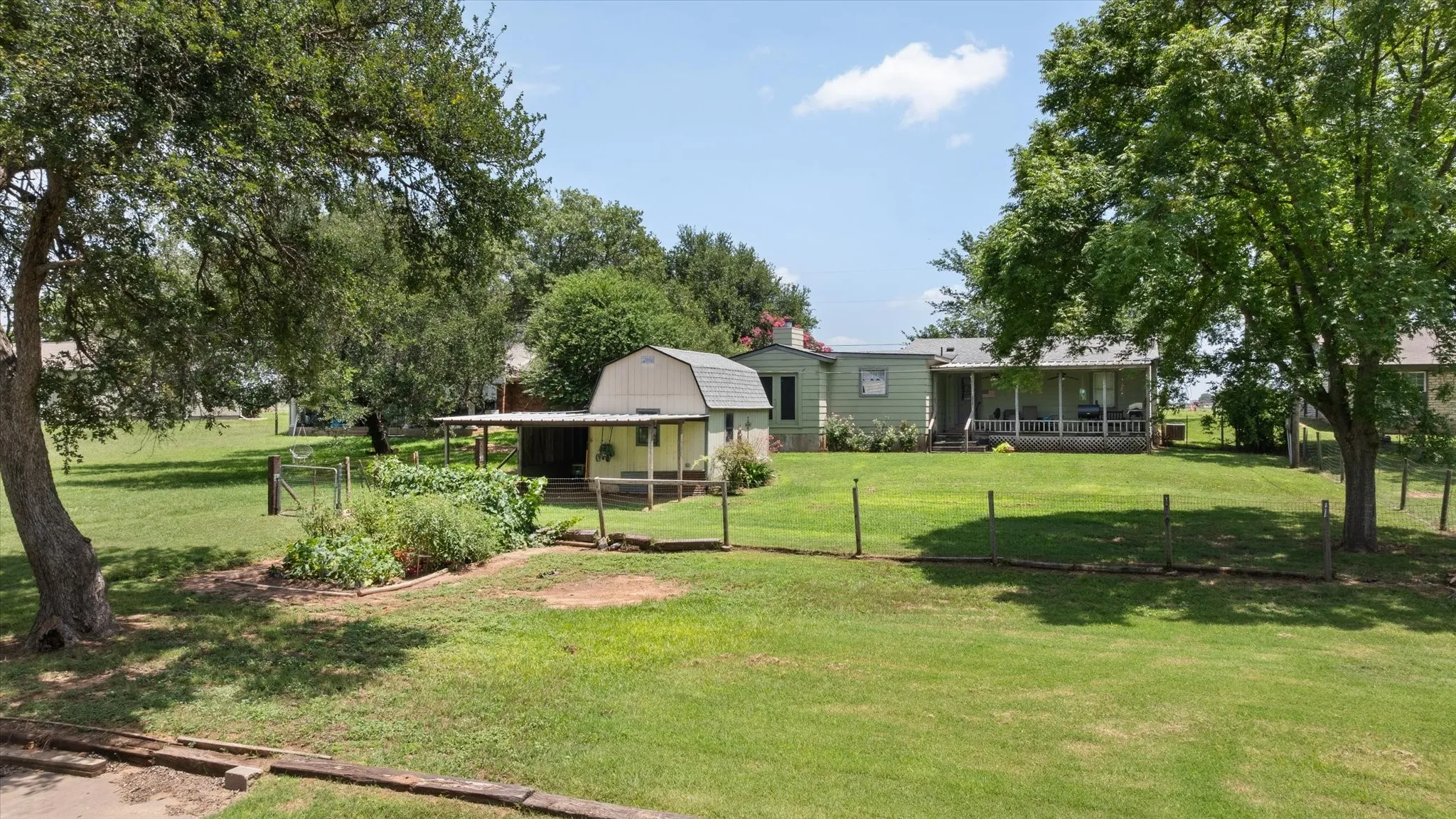 Single Family Residence For Sale in Hood County , 2022 Long Creek Court, Granbury, Texas 76049, 3 Bedroom, 2 Bathroom, Garage spaces, 1,456 Sqft, built in 1998, mls#21313562, Real Estate Agent in Granbury, Homes For Sale in Hood county, Homes For Sale in Granbury, Realtor in Granbury Texas, Real Estate Brokerage Independent Realty Texas, Luminita Cordes Realtor