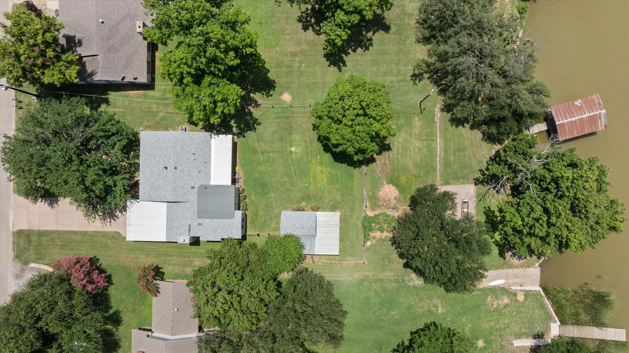 Single Family Residence For Sale in Hood County , 2022 Long Creek Court, Granbury, Texas 76049, 3 Bedroom, 2 Bathroom, Garage spaces, 1,456 Sqft, built in 1998, mls#21313562, Real Estate Agent in Granbury, Homes For Sale in Hood county, Homes For Sale in Granbury, Realtor in Granbury Texas, Real Estate Brokerage Independent Realty Texas, Luminita Cordes Realtor