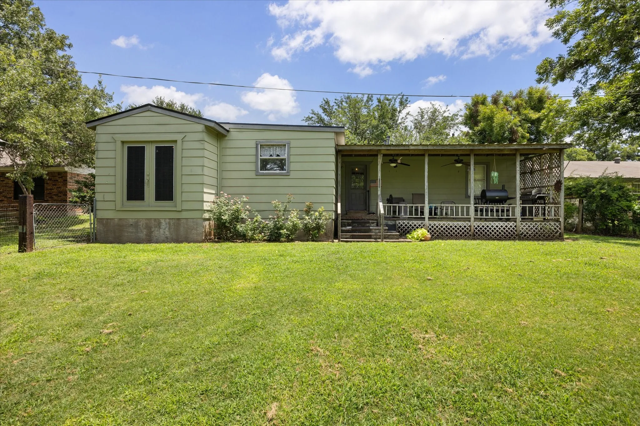 Single Family Residence For Sale in Hood County , 2022 Long Creek Court, Granbury, Texas 76049, 3 Bedroom, 2 Bathroom, Garage spaces, 1,456 Sqft, built in 1998, mls#21313562, Real Estate Agent in Granbury, Homes For Sale in Hood county, Homes For Sale in Granbury, Realtor in Granbury Texas, Real Estate Brokerage Independent Realty Texas, Luminita Cordes Realtor