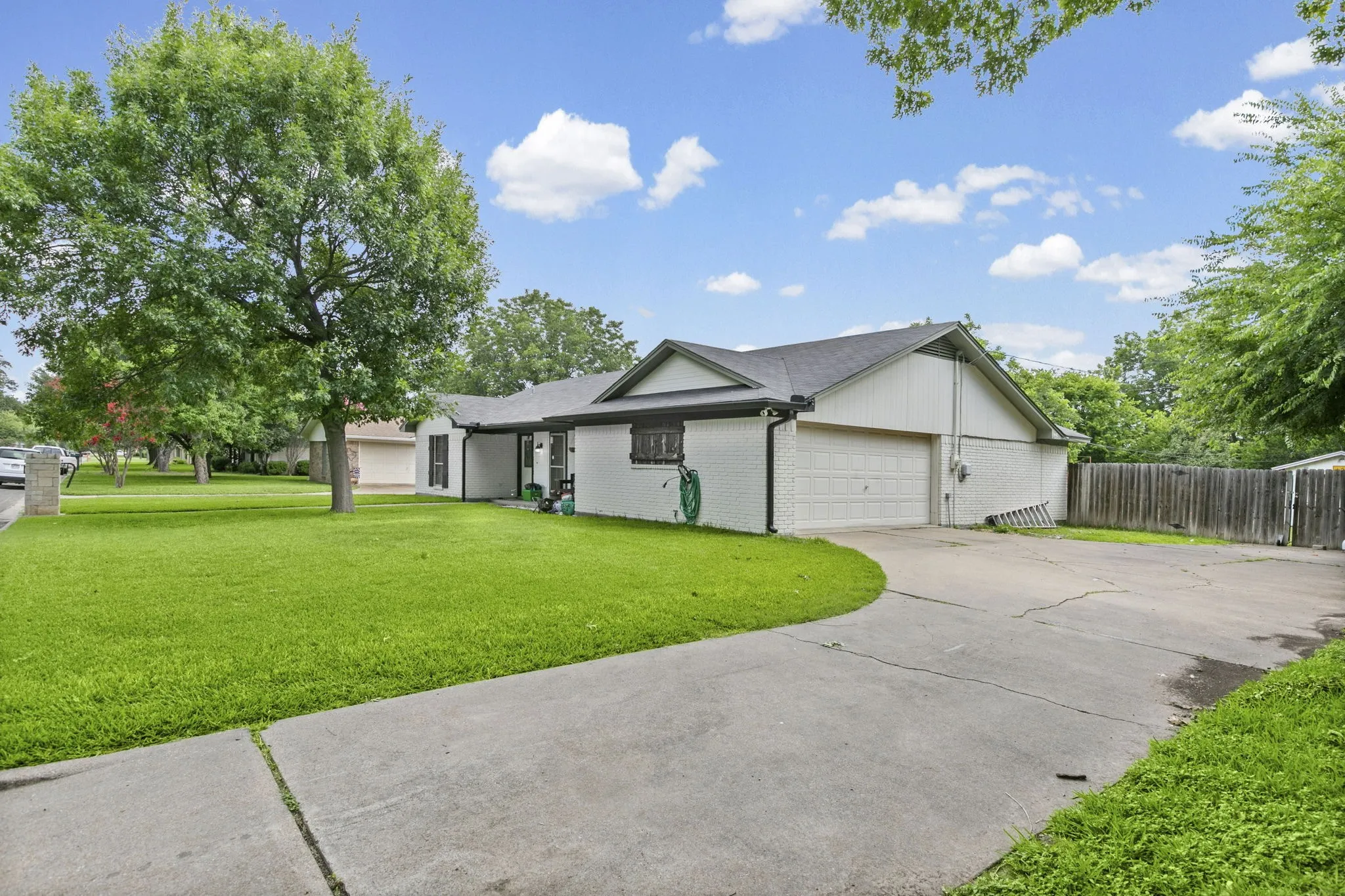 Single Family Residence For Sale in Mc Lennan County , 224 Crockett, Hewitt, Texas 76643, 3 Bedroom, 2 Bathroom, 2 Garage spaces, 1,578 Sqft, built in 1984, mls#21313500, Real Estate Agent in Hewitt, Homes For Sale in Mc Lennan county, Homes For Sale in Hewitt, Realtor in Hewitt Texas, Real Estate Brokerage Independent Realty Texas, Luminita Cordes Realtor