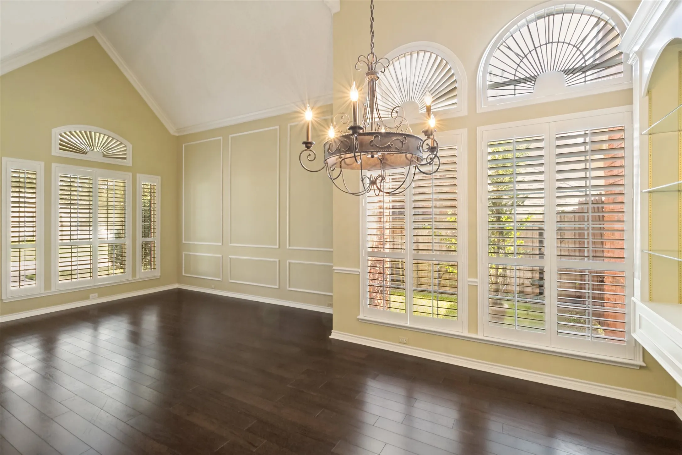 Single Family Residence For Sale in Dallas County , 7529 Vineyard Trail, Garland, Texas 75044, 4 Bedrooms, 3 Bathrooms, 2 Garage spaces, 2,807 Sqft, built in 1991, Price $549,999, mls#21313410, Real Estate Agent in Garland, Homes For Sale in Dallas county, Homes For Sale in Garland, Realtor in Garland Texas, Real Estate Brokerage Independent Realty Texas, Luminita Cordes Realtor