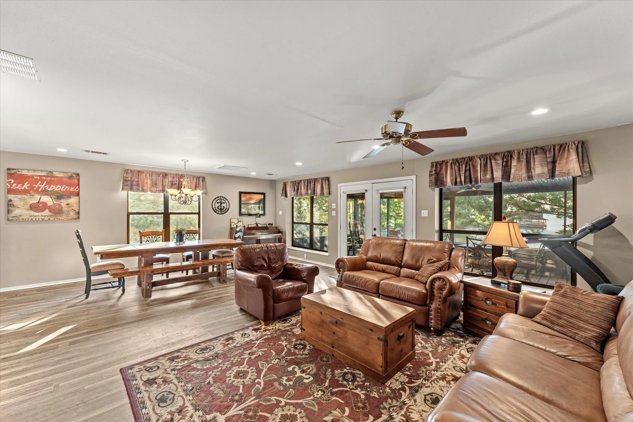 Single Family Residence For Sale in Camp County , 338 Private Road 52040, Pittsburg, Texas 75686, 3 Bedroom, 2 Bathroom, Garage spaces, 2,228 Sqft, built in 1998, mls#21313544, Real Estate Agent in Pittsburg, Homes For Sale in Camp county, Homes For Sale in Pittsburg, Realtor in Pittsburg Texas, Real Estate Brokerage Independent Realty Texas, Luminita Cordes Realtor