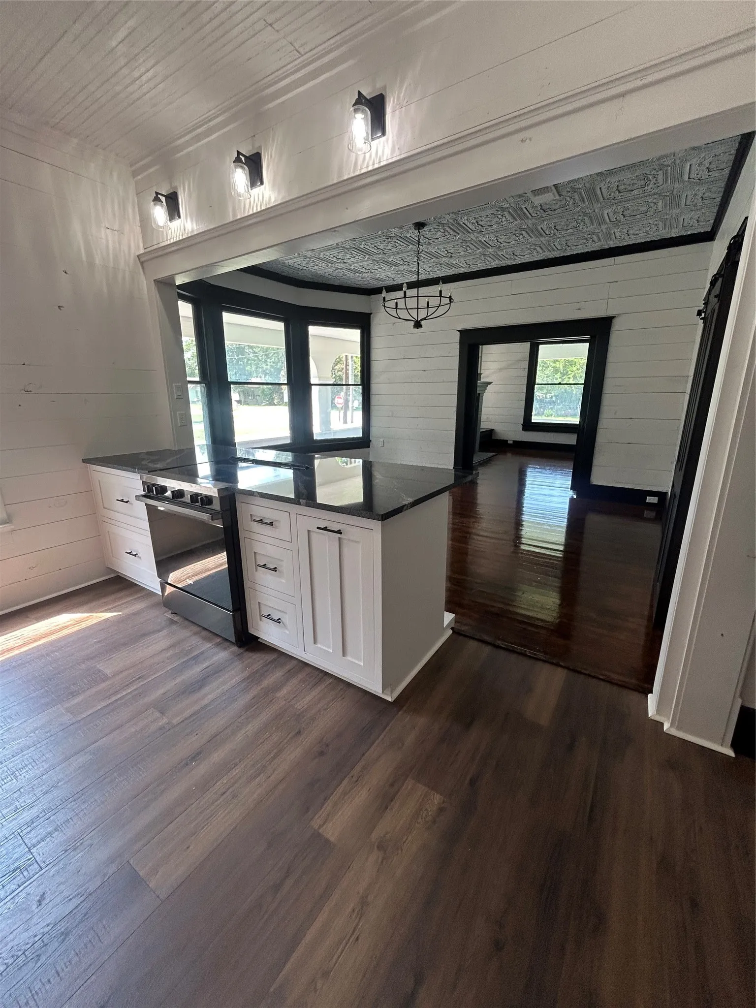 Single Family Residence For Sale in Limestone County , 402 E Navasota Street, Groesbeck, Texas 76642, 4 Bedroom, 2 Bathroom, Garage spaces, 2,138 Sqft, built in 1912, mls#21308646, Real Estate Agent in Groesbeck, Homes For Sale in Limestone county, Homes For Sale in Groesbeck, Realtor in Groesbeck Texas, Real Estate Brokerage Independent Realty Texas, Luminita Cordes Realtor