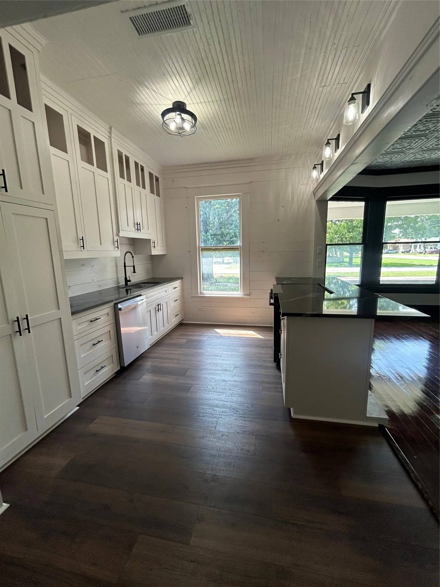Single Family Residence For Sale in Limestone County , 402 E Navasota Street, Groesbeck, Texas 76642, 4 Bedroom, 2 Bathroom, Garage spaces, 2,138 Sqft, built in 1912, mls#21308646, Real Estate Agent in Groesbeck, Homes For Sale in Limestone county, Homes For Sale in Groesbeck, Realtor in Groesbeck Texas, Real Estate Brokerage Independent Realty Texas, Luminita Cordes Realtor