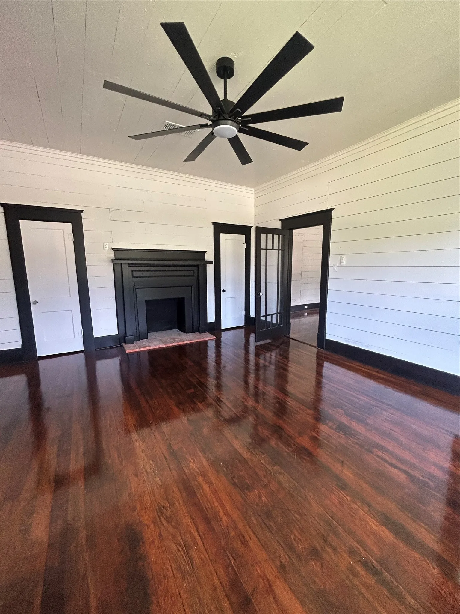Single Family Residence For Sale in Limestone County , 402 E Navasota Street, Groesbeck, Texas 76642, 4 Bedroom, 2 Bathroom, Garage spaces, 2,138 Sqft, built in 1912, mls#21308646, Real Estate Agent in Groesbeck, Homes For Sale in Limestone county, Homes For Sale in Groesbeck, Realtor in Groesbeck Texas, Real Estate Brokerage Independent Realty Texas, Luminita Cordes Realtor