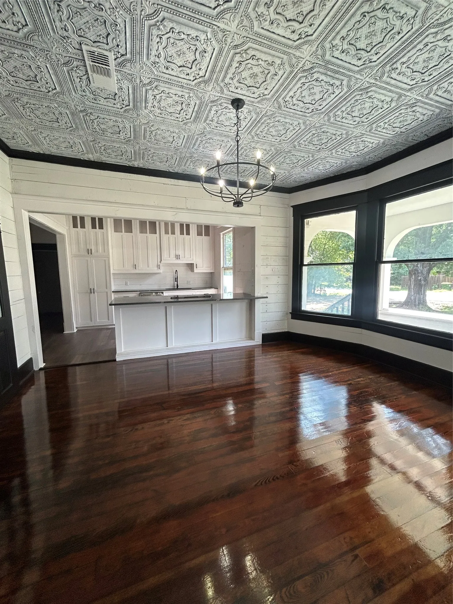 Single Family Residence For Sale in Limestone County , 402 E Navasota Street, Groesbeck, Texas 76642, 4 Bedroom, 2 Bathroom, Garage spaces, 2,138 Sqft, built in 1912, mls#21308646, Real Estate Agent in Groesbeck, Homes For Sale in Limestone county, Homes For Sale in Groesbeck, Realtor in Groesbeck Texas, Real Estate Brokerage Independent Realty Texas, Luminita Cordes Realtor
