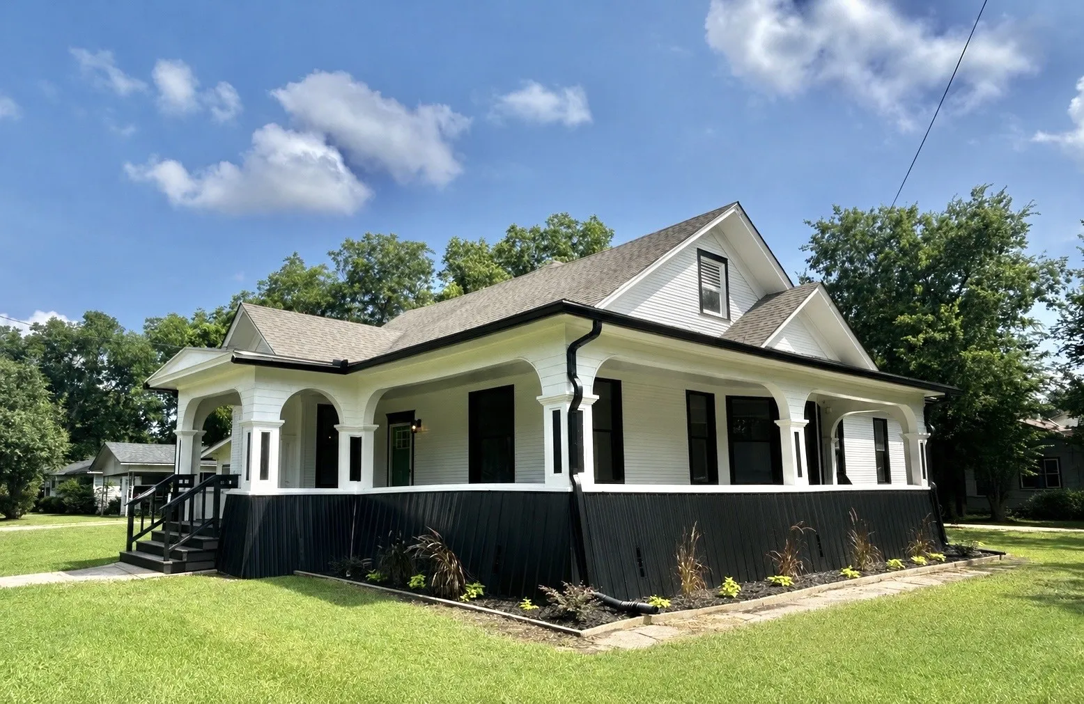 Single Family Residence For Sale in Limestone County , 402 E Navasota Street, Groesbeck, Texas 76642, 4 Bedroom, 2 Bathroom, Garage spaces, 2,138 Sqft, built in 1912, mls#21308646, Real Estate Agent in Groesbeck, Homes For Sale in Limestone county, Homes For Sale in Groesbeck, Realtor in Groesbeck Texas, Real Estate Brokerage Independent Realty Texas, Luminita Cordes Realtor