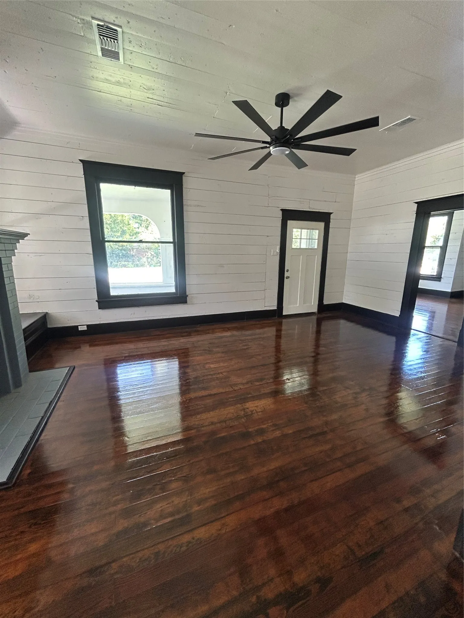 Single Family Residence For Sale in Limestone County , 402 E Navasota Street, Groesbeck, Texas 76642, 4 Bedroom, 2 Bathroom, Garage spaces, 2,138 Sqft, built in 1912, mls#21308646, Real Estate Agent in Groesbeck, Homes For Sale in Limestone county, Homes For Sale in Groesbeck, Realtor in Groesbeck Texas, Real Estate Brokerage Independent Realty Texas, Luminita Cordes Realtor