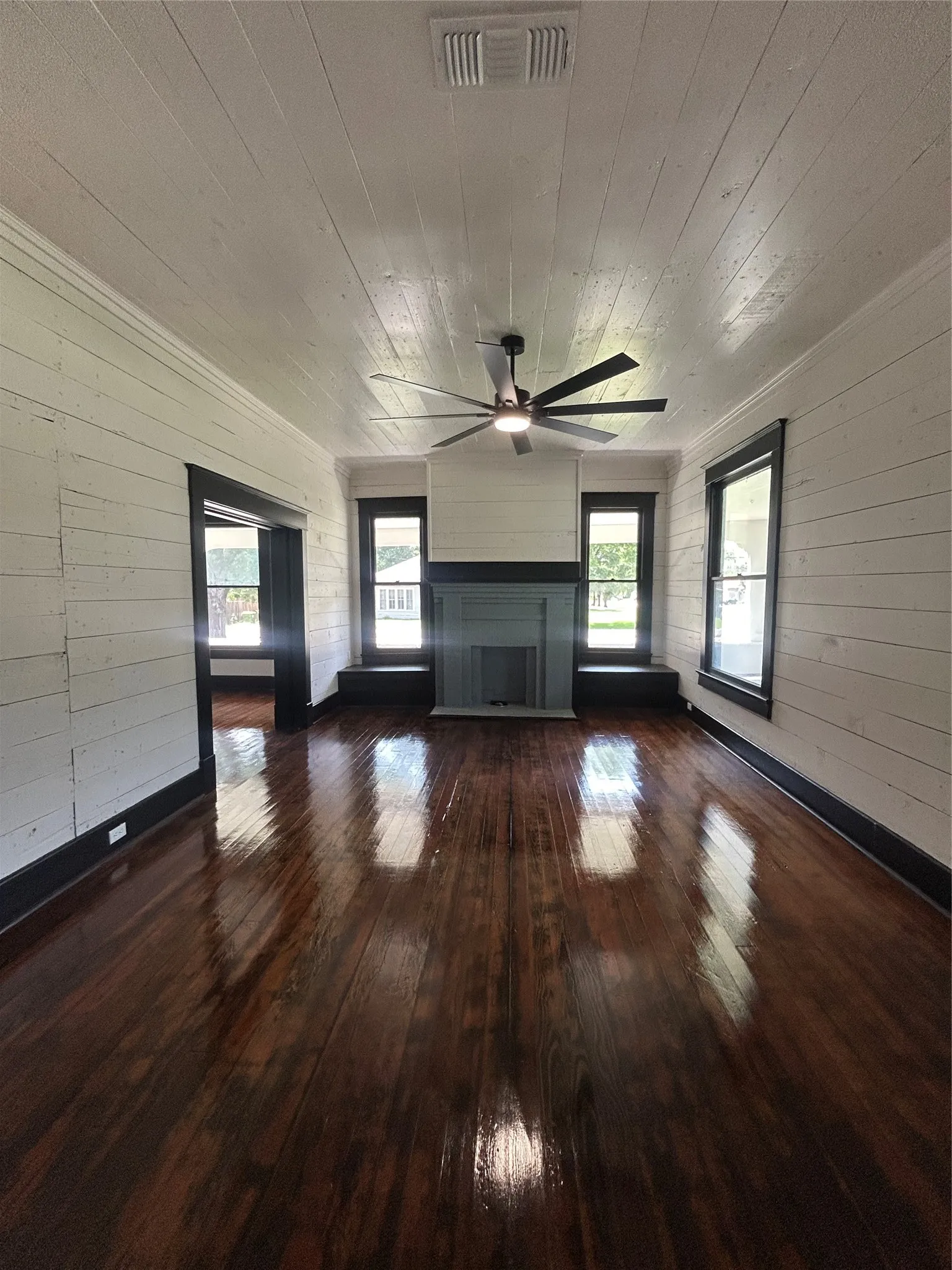 Single Family Residence For Sale in Limestone County , 402 E Navasota Street, Groesbeck, Texas 76642, 4 Bedroom, 2 Bathroom, Garage spaces, 2,138 Sqft, built in 1912, mls#21308646, Real Estate Agent in Groesbeck, Homes For Sale in Limestone county, Homes For Sale in Groesbeck, Realtor in Groesbeck Texas, Real Estate Brokerage Independent Realty Texas, Luminita Cordes Realtor