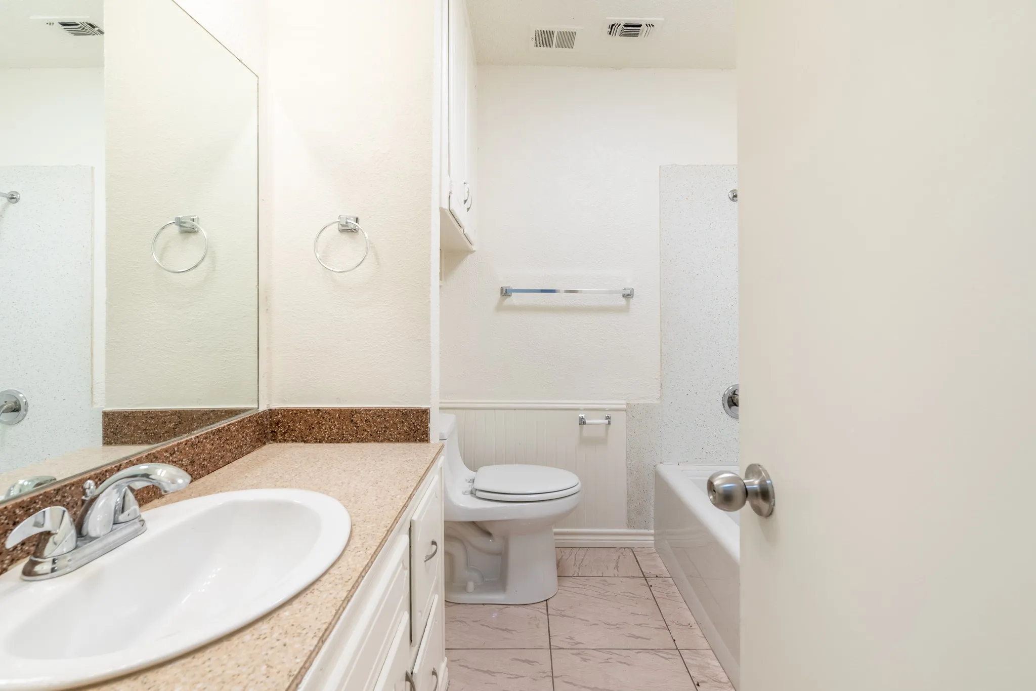 Apartment For Rent in Tarrant County , 756 E Pecan Street 762, Hurst, Texas 76053, 2 Bedroom, 2 Bathroom, Garage spaces, 1,064 Sqft, built in 1971, mls#21310643, Real Estate Agent in Hurst, Homes For Rent in Tarrant county, Homes For Rent in Hurst, Realtor in Hurst Texas, Real Estate Brokerage Independent Realty Texas, Luminita Cordes Realtor