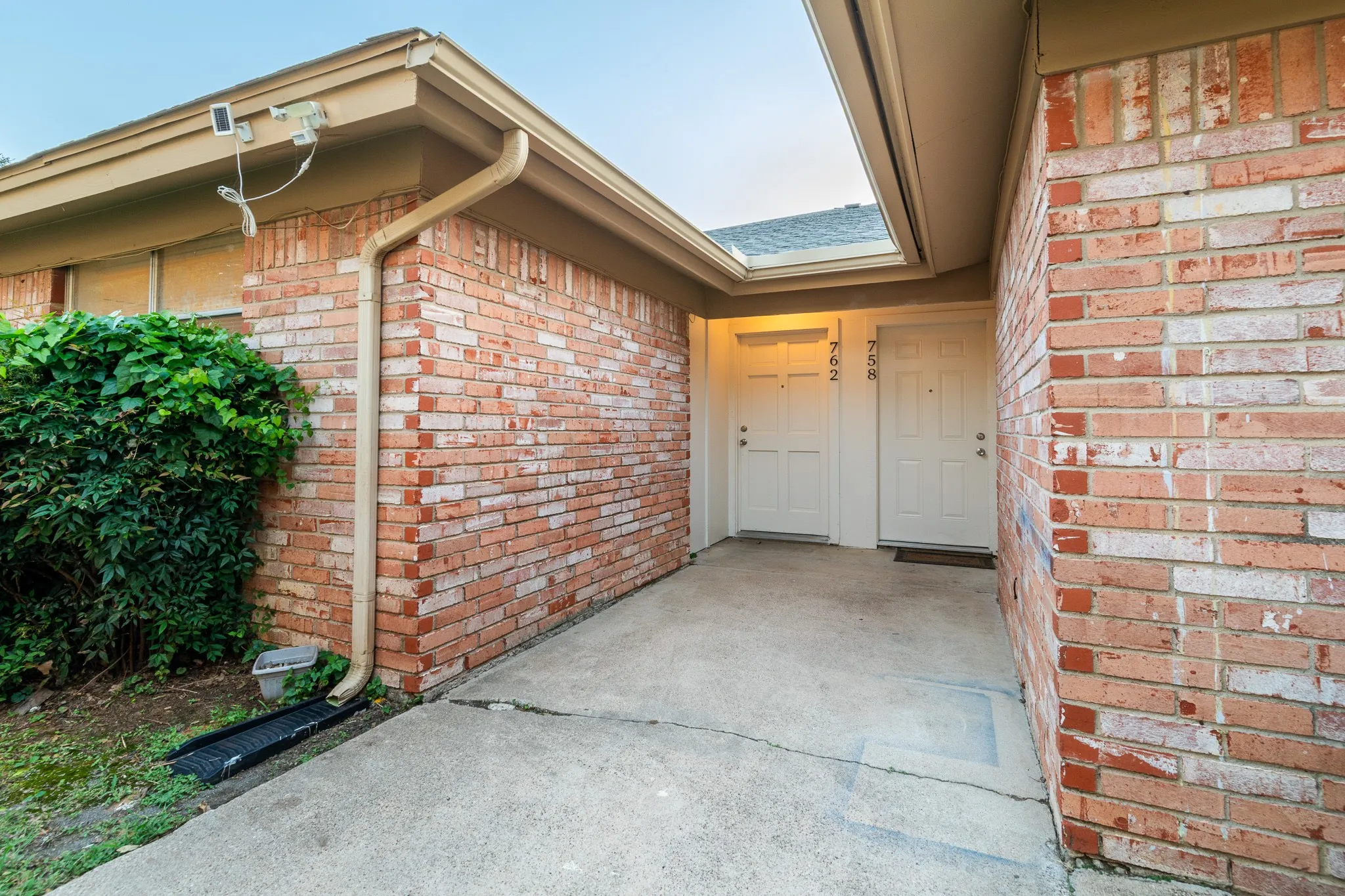 Apartment For Rent in Tarrant County , 756 E Pecan Street 762, Hurst, Texas 76053, 2 Bedroom, 2 Bathroom, Garage spaces, 1,064 Sqft, built in 1971, mls#21310643, Real Estate Agent in Hurst, Homes For Rent in Tarrant county, Homes For Rent in Hurst, Realtor in Hurst Texas, Real Estate Brokerage Independent Realty Texas, Luminita Cordes Realtor