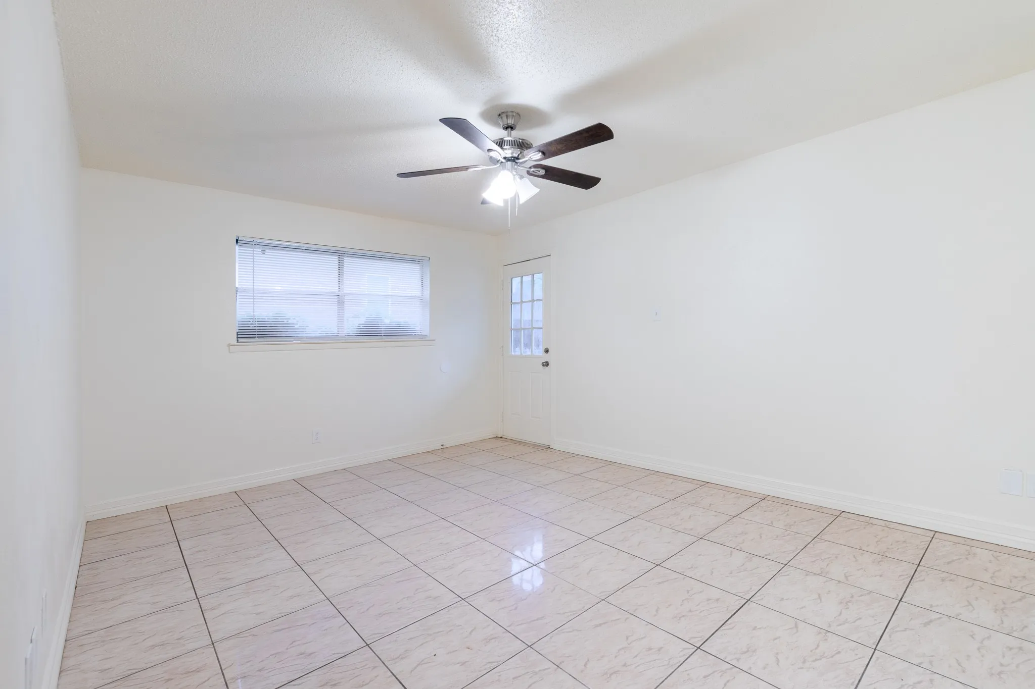 Apartment For Rent in Tarrant County , 756 E Pecan Street 762, Hurst, Texas 76053, 2 Bedroom, 2 Bathroom, Garage spaces, 1,064 Sqft, built in 1971, mls#21310643, Real Estate Agent in Hurst, Homes For Rent in Tarrant county, Homes For Rent in Hurst, Realtor in Hurst Texas, Real Estate Brokerage Independent Realty Texas, Luminita Cordes Realtor