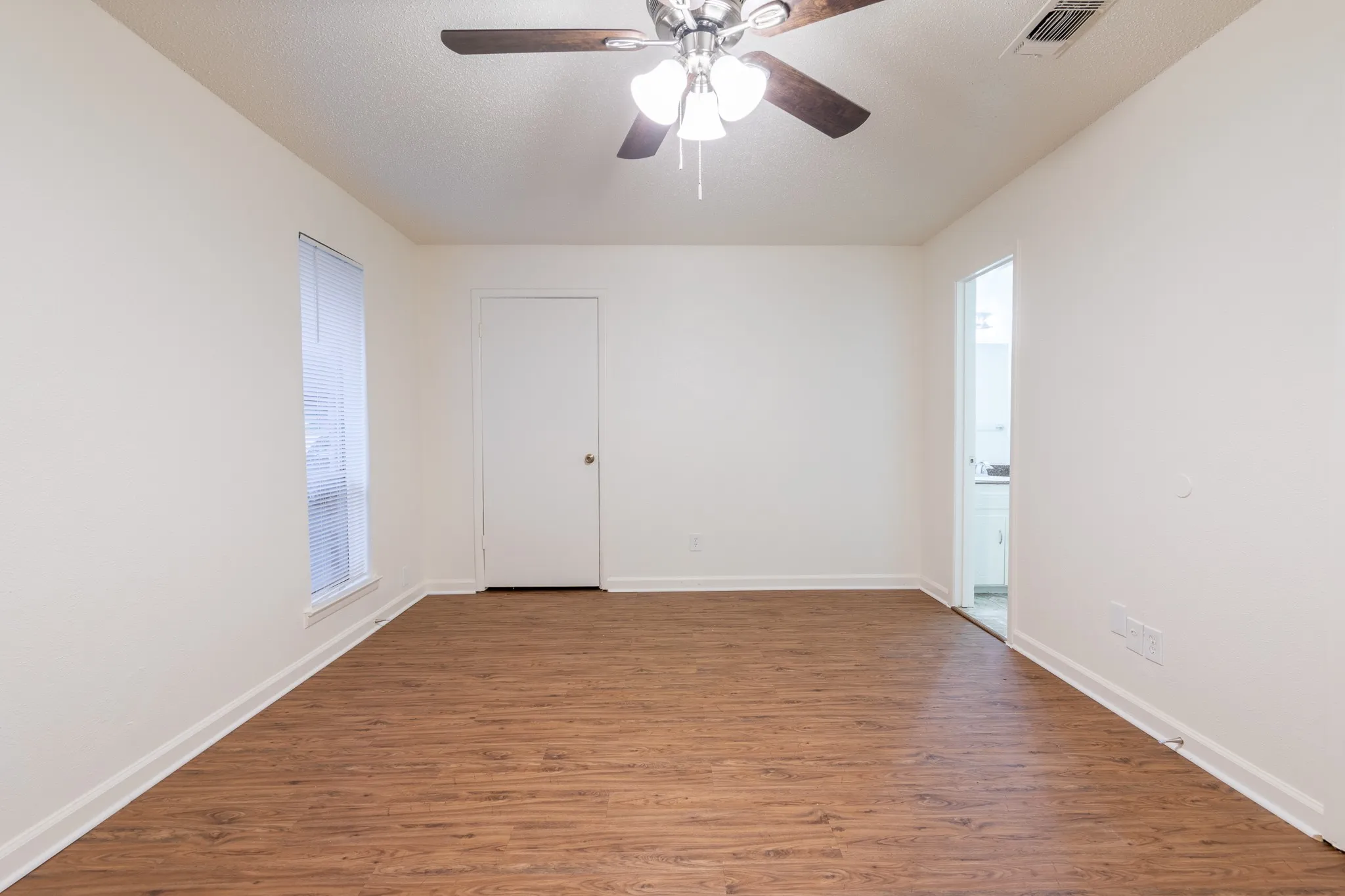 Apartment For Rent in Tarrant County , 756 E Pecan Street 762, Hurst, Texas 76053, 2 Bedroom, 2 Bathroom, Garage spaces, 1,064 Sqft, built in 1971, mls#21310643, Real Estate Agent in Hurst, Homes For Rent in Tarrant county, Homes For Rent in Hurst, Realtor in Hurst Texas, Real Estate Brokerage Independent Realty Texas, Luminita Cordes Realtor