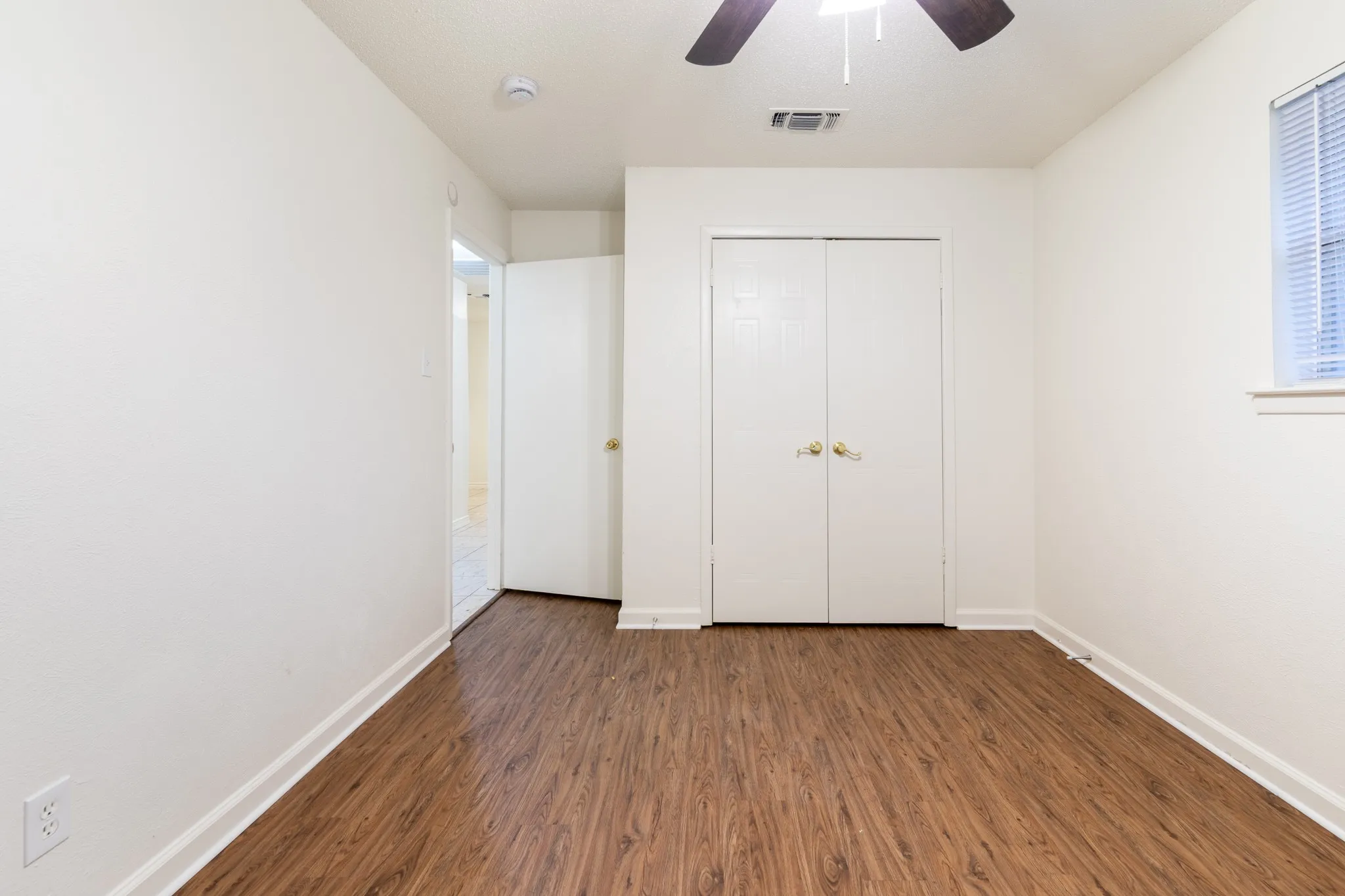 Apartment For Rent in Tarrant County , 756 E Pecan Street 762, Hurst, Texas 76053, 2 Bedroom, 2 Bathroom, Garage spaces, 1,064 Sqft, built in 1971, mls#21310643, Real Estate Agent in Hurst, Homes For Rent in Tarrant county, Homes For Rent in Hurst, Realtor in Hurst Texas, Real Estate Brokerage Independent Realty Texas, Luminita Cordes Realtor