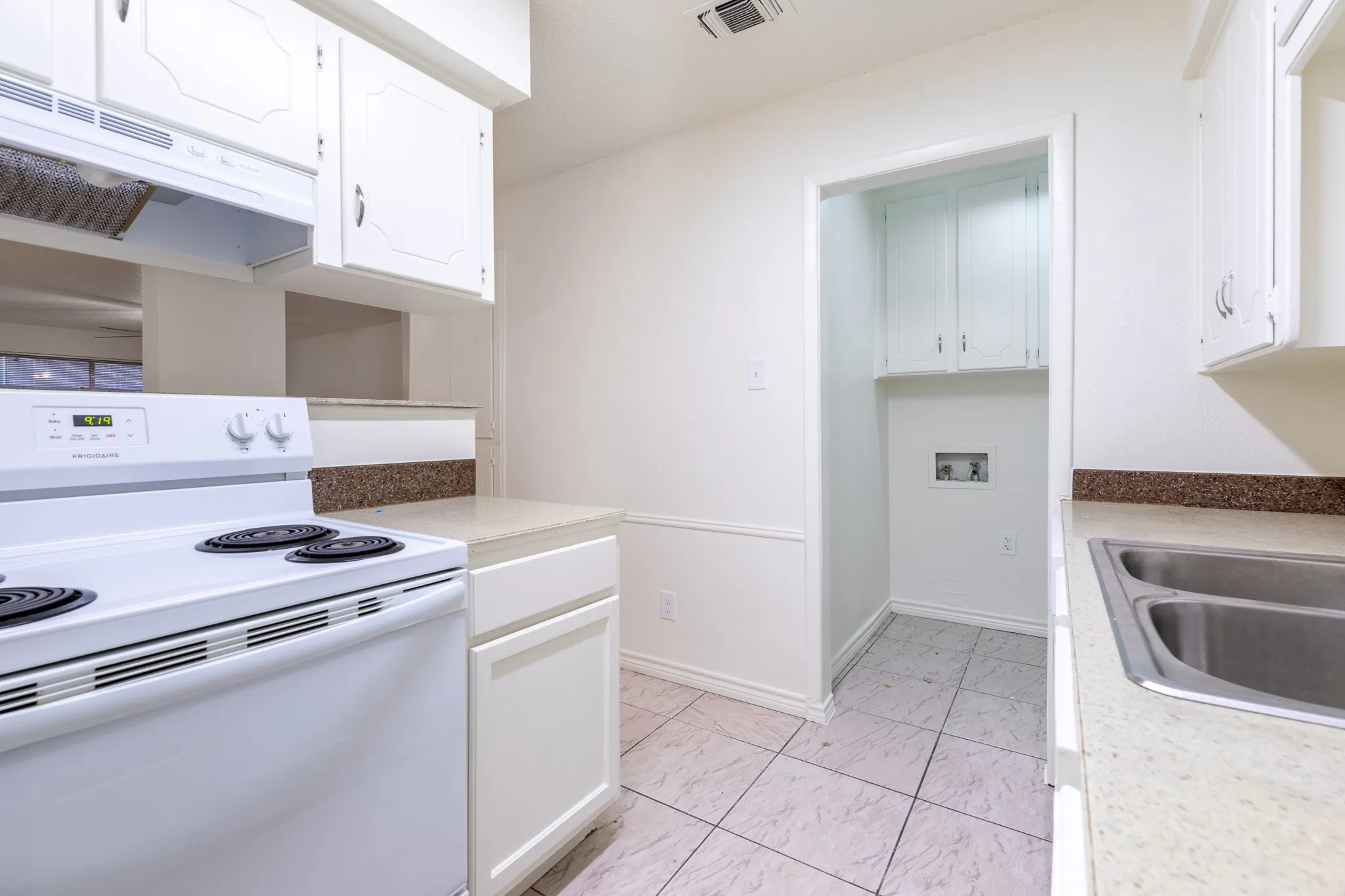 Apartment For Rent in Tarrant County , 756 E Pecan Street 762, Hurst, Texas 76053, 2 Bedroom, 2 Bathroom, Garage spaces, 1,064 Sqft, built in 1971, mls#21310643, Real Estate Agent in Hurst, Homes For Rent in Tarrant county, Homes For Rent in Hurst, Realtor in Hurst Texas, Real Estate Brokerage Independent Realty Texas, Luminita Cordes Realtor