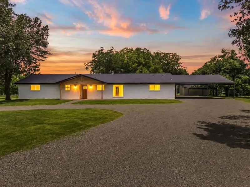 Single Family Residence For Sale in Mc Lennan County , 616 E Moonlight Drive, Robinson, Texas 76706, 4 Bedroom, 4 Bathroom, 4 Garage spaces, 2,525 Sqft, built in 1974, mls#21313631, Real Estate Agent in Robinson, Homes For Sale in Mc Lennan county, Homes For Sale in Robinson, Realtor in Robinson Texas, Real Estate Brokerage Independent Realty Texas, Luminita Cordes Realtor