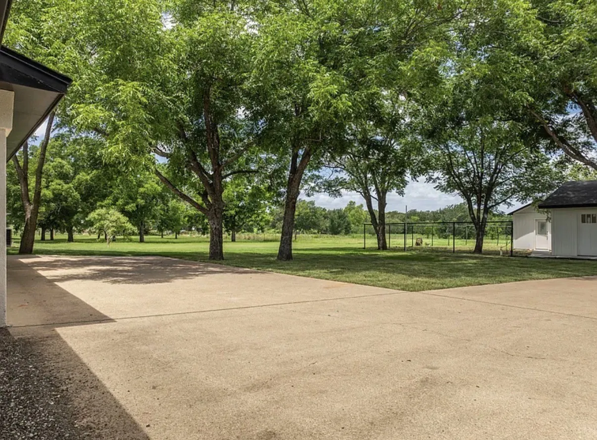 Single Family Residence For Sale in Mc Lennan County , 616 E Moonlight Drive, Robinson, Texas 76706, 4 Bedroom, 4 Bathroom, 4 Garage spaces, 2,525 Sqft, built in 1974, mls#21313631, Real Estate Agent in Robinson, Homes For Sale in Mc Lennan county, Homes For Sale in Robinson, Realtor in Robinson Texas, Real Estate Brokerage Independent Realty Texas, Luminita Cordes Realtor