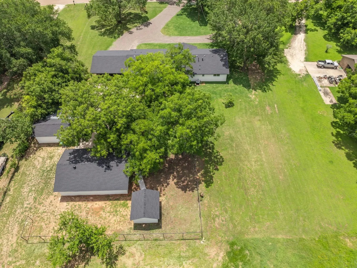 Single Family Residence For Sale in Mc Lennan County , 616 E Moonlight Drive, Robinson, Texas 76706, 4 Bedroom, 4 Bathroom, 4 Garage spaces, 2,525 Sqft, built in 1974, mls#21313631, Real Estate Agent in Robinson, Homes For Sale in Mc Lennan county, Homes For Sale in Robinson, Realtor in Robinson Texas, Real Estate Brokerage Independent Realty Texas, Luminita Cordes Realtor