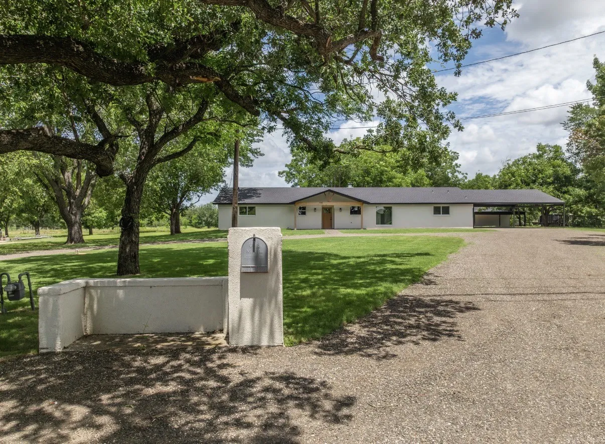 Single Family Residence For Sale in Mc Lennan County , 616 E Moonlight Drive, Robinson, Texas 76706, 4 Bedroom, 4 Bathroom, 4 Garage spaces, 2,525 Sqft, built in 1974, mls#21313631, Real Estate Agent in Robinson, Homes For Sale in Mc Lennan county, Homes For Sale in Robinson, Realtor in Robinson Texas, Real Estate Brokerage Independent Realty Texas, Luminita Cordes Realtor