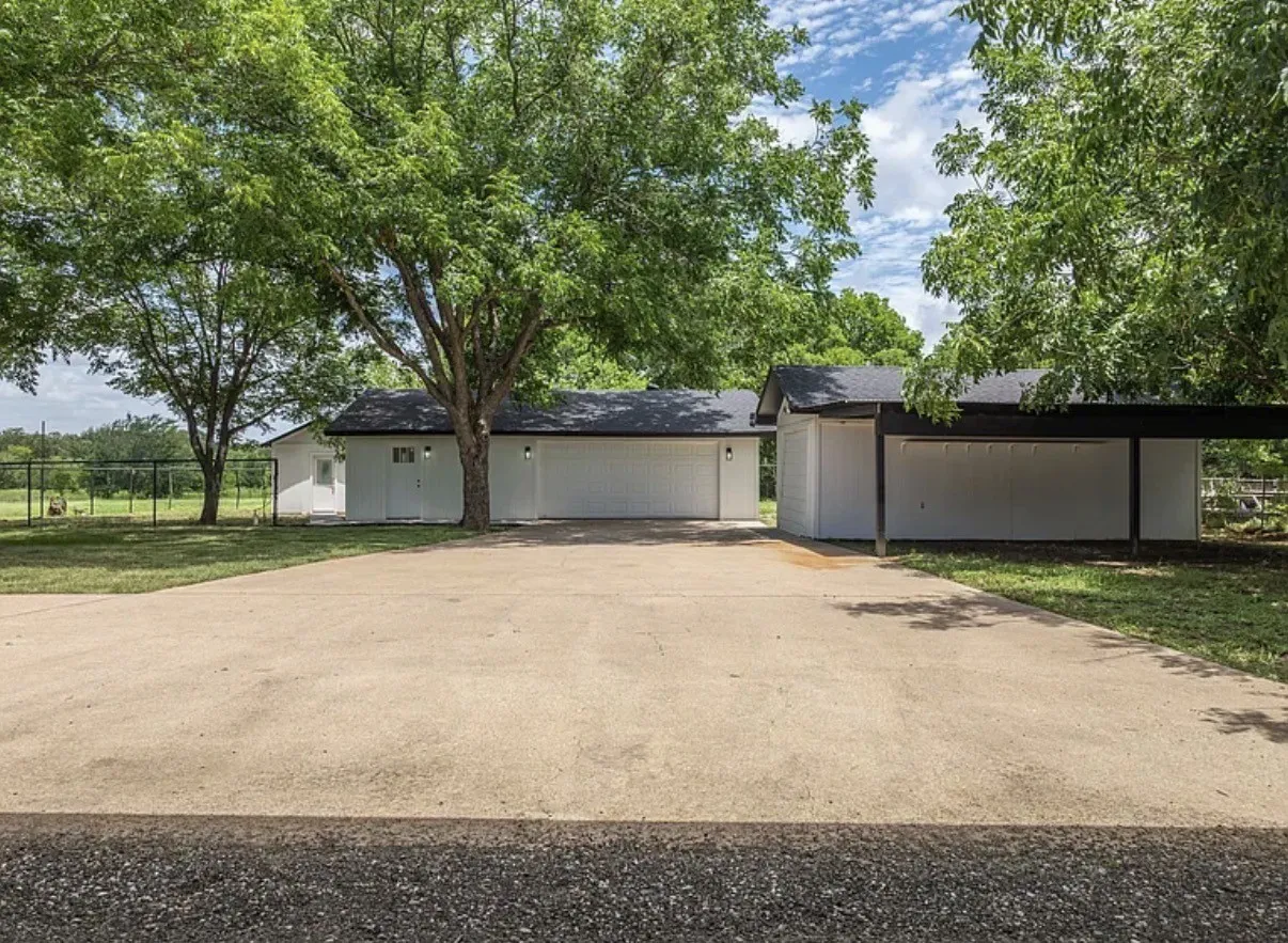 Single Family Residence For Sale in Mc Lennan County , 616 E Moonlight Drive, Robinson, Texas 76706, 4 Bedroom, 4 Bathroom, 4 Garage spaces, 2,525 Sqft, built in 1974, mls#21313631, Real Estate Agent in Robinson, Homes For Sale in Mc Lennan county, Homes For Sale in Robinson, Realtor in Robinson Texas, Real Estate Brokerage Independent Realty Texas, Luminita Cordes Realtor