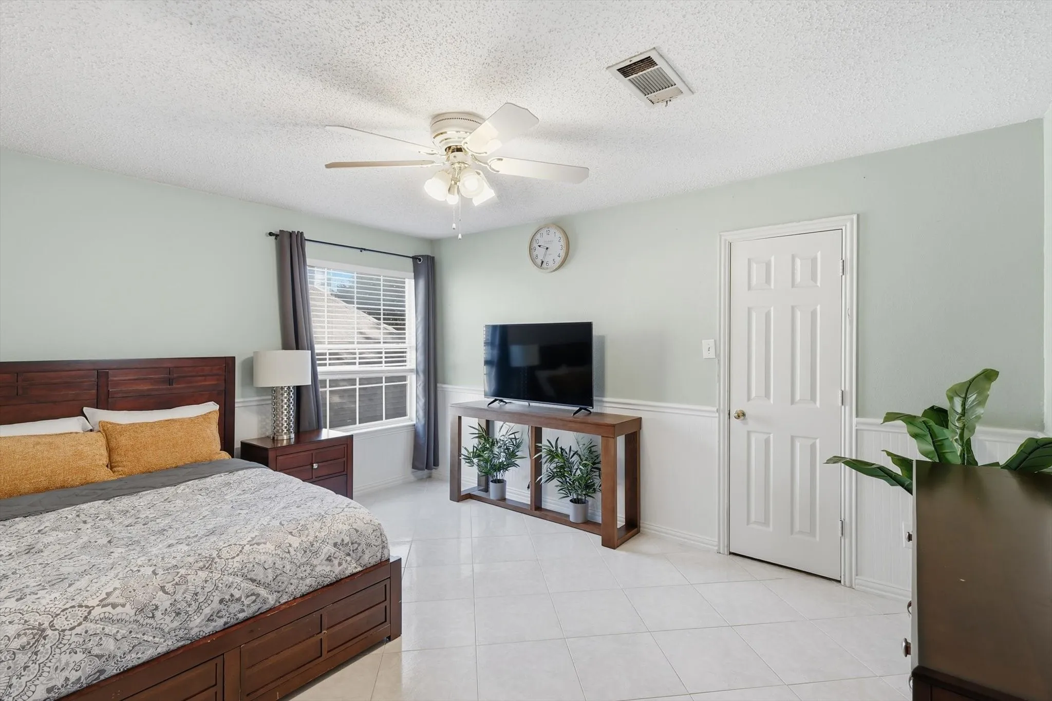 Single Family Residence For Rent in Tarrant County , 2014 Rumson Drive, Arlington, Texas 76006, 4 Bedrooms, 3 Bathrooms, 2 Garage spaces, 2,857 Sqft, built in 1994, Price $3,900, mls#21313569, Real Estate Agent in Arlington, Homes For Rent in Tarrant county, Homes For Rent in Arlington, Realtor in Arlington Texas, Real Estate Brokerage Independent Realty Texas, Luminita Cordes Realtor
