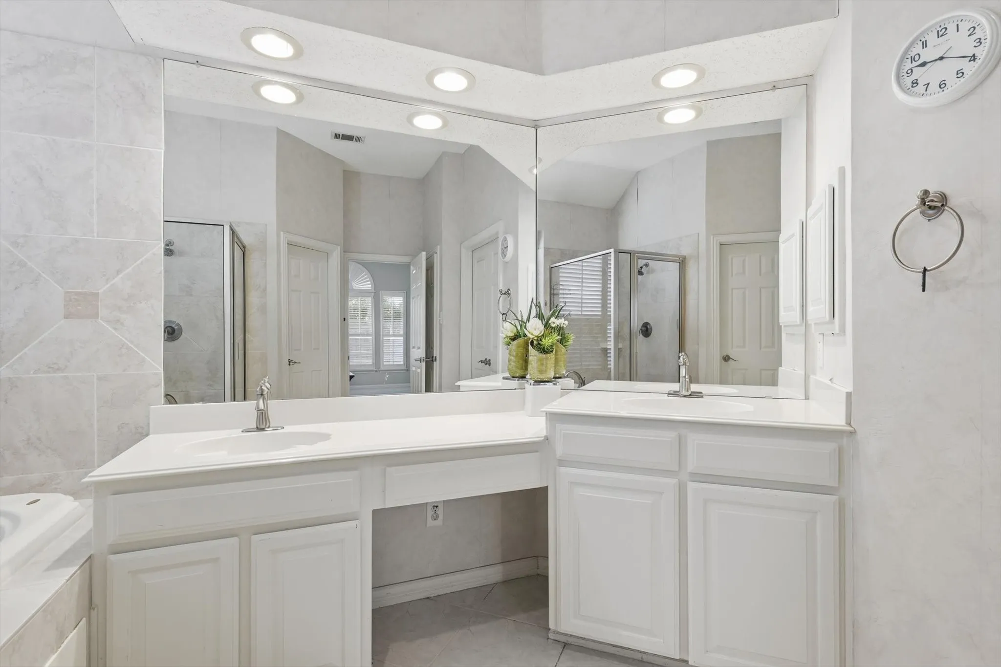 Single Family Residence For Rent in Tarrant County , 2014 Rumson Drive, Arlington, Texas 76006, 4 Bedrooms, 3 Bathrooms, 2 Garage spaces, 2,857 Sqft, built in 1994, Price $3,900, mls#21313569, Real Estate Agent in Arlington, Homes For Rent in Tarrant county, Homes For Rent in Arlington, Realtor in Arlington Texas, Real Estate Brokerage Independent Realty Texas, Luminita Cordes Realtor