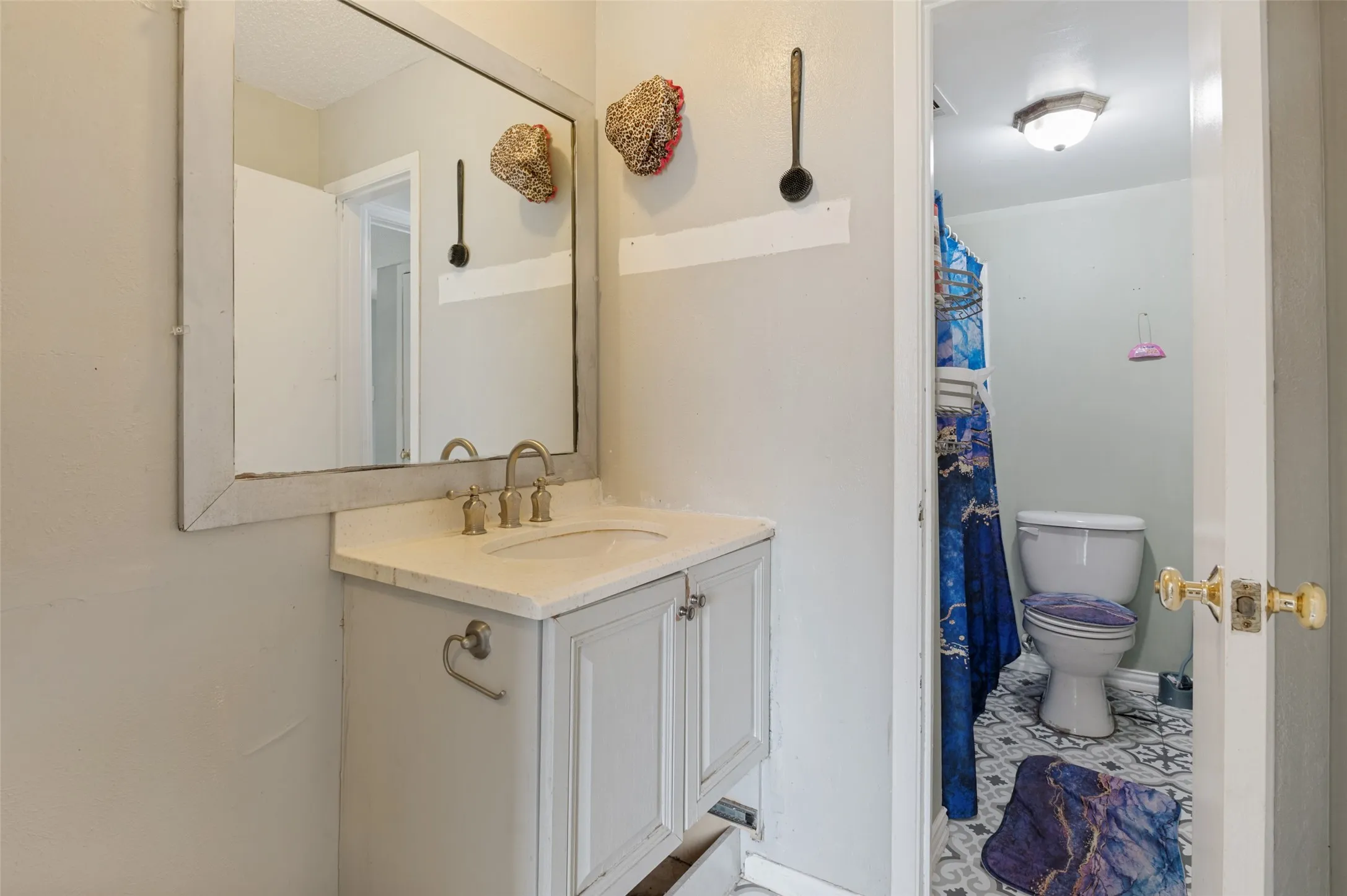 Townhouse For Sale in Dallas County , 1402 S Carrier Parkway 202, Grand Prairie, Texas 75051, 3 Bedroom, 3 Bathroom, 2 Garage spaces, 1,654 Sqft, built in 1974, mls#21308006, Real Estate Agent in Grand Prairie, Homes For Sale in Dallas county, Homes For Sale in Grand Prairie, Realtor in Grand Prairie Texas, Real Estate Brokerage Independent Realty Texas, Luminita Cordes Realtor