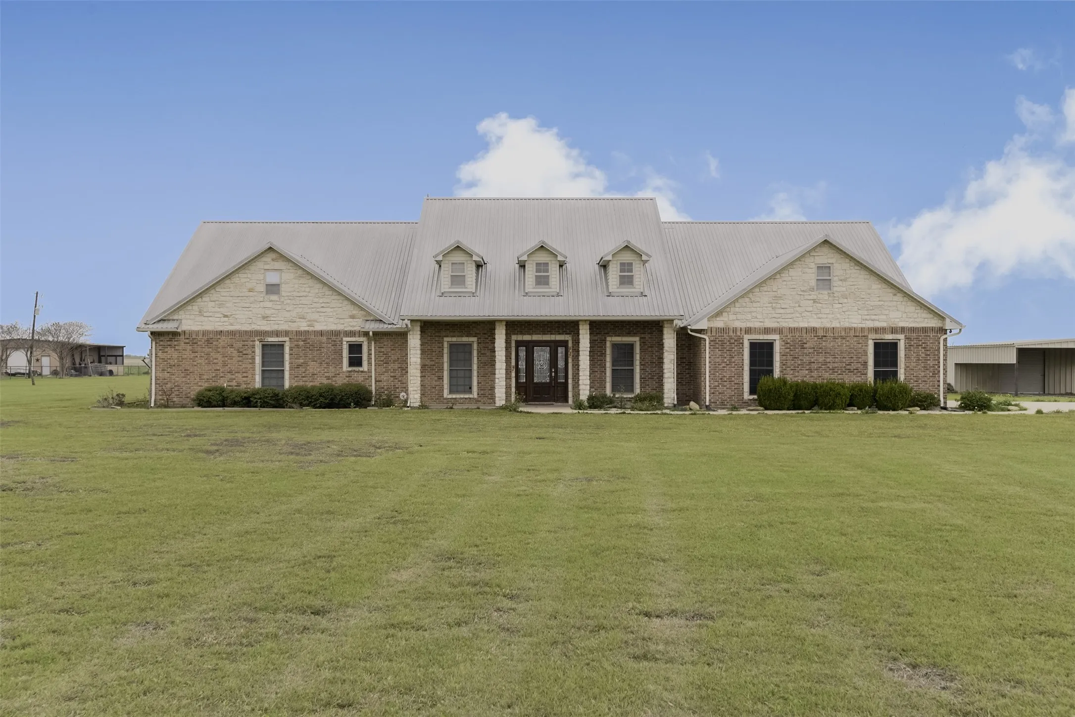 Single Family Residence For Sale in Ellis County , 1066 West Road, Waxahachie, Texas 75165, 4 Bedroom, 4 Bathroom, 2 Garage spaces, 2,908 Sqft, built in 2003, mls#21309022, Real Estate Agent in Waxahachie, Homes For Sale in Ellis county, Homes For Sale in Waxahachie, Realtor in Waxahachie Texas, Real Estate Brokerage Independent Realty Texas, Luminita Cordes Realtor