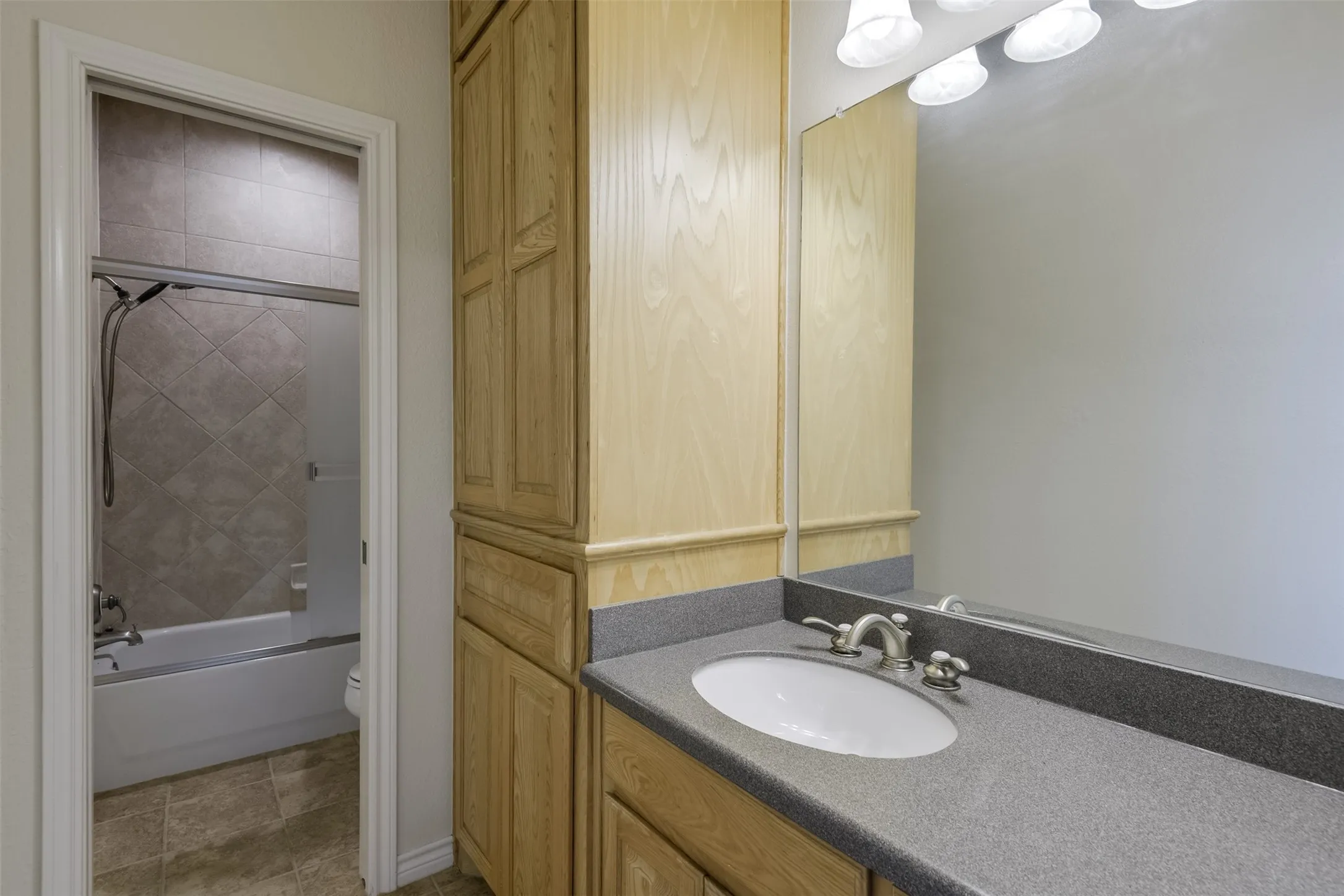 Single Family Residence For Sale in Ellis County , 1066 West Road, Waxahachie, Texas 75165, 4 Bedroom, 4 Bathroom, 2 Garage spaces, 2,908 Sqft, built in 2003, mls#21309022, Real Estate Agent in Waxahachie, Homes For Sale in Ellis county, Homes For Sale in Waxahachie, Realtor in Waxahachie Texas, Real Estate Brokerage Independent Realty Texas, Luminita Cordes Realtor