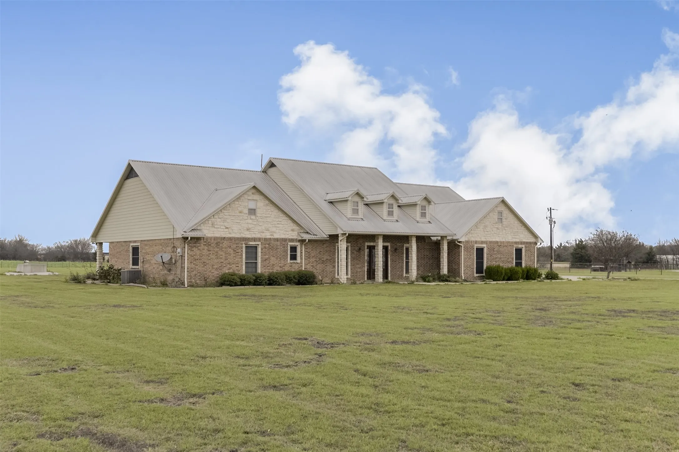 Single Family Residence For Sale in Ellis County , 1066 West Road, Waxahachie, Texas 75165, 4 Bedroom, 4 Bathroom, 2 Garage spaces, 2,908 Sqft, built in 2003, mls#21309022, Real Estate Agent in Waxahachie, Homes For Sale in Ellis county, Homes For Sale in Waxahachie, Realtor in Waxahachie Texas, Real Estate Brokerage Independent Realty Texas, Luminita Cordes Realtor