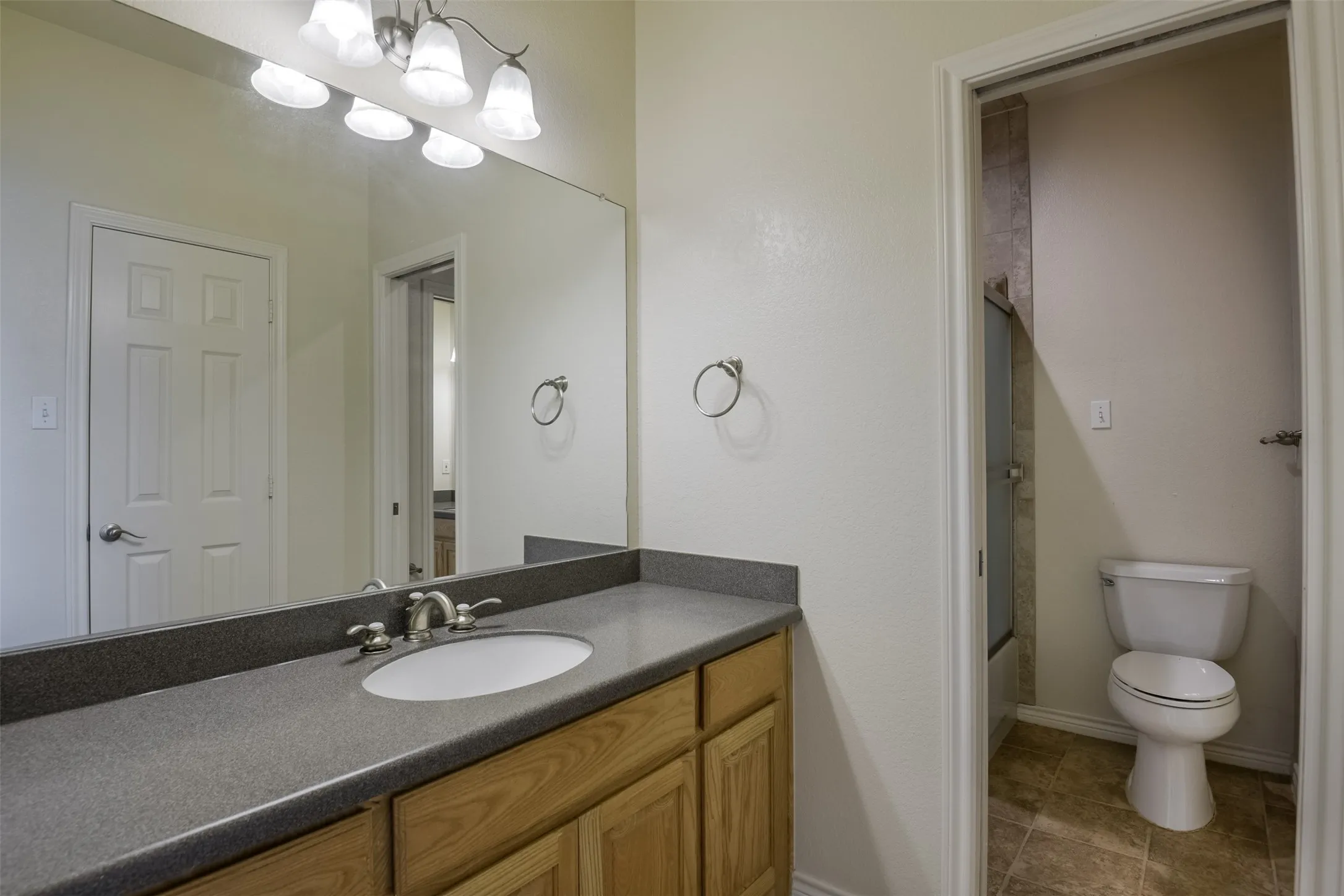 Single Family Residence For Sale in Ellis County , 1066 West Road, Waxahachie, Texas 75165, 4 Bedroom, 4 Bathroom, 2 Garage spaces, 2,908 Sqft, built in 2003, mls#21309022, Real Estate Agent in Waxahachie, Homes For Sale in Ellis county, Homes For Sale in Waxahachie, Realtor in Waxahachie Texas, Real Estate Brokerage Independent Realty Texas, Luminita Cordes Realtor