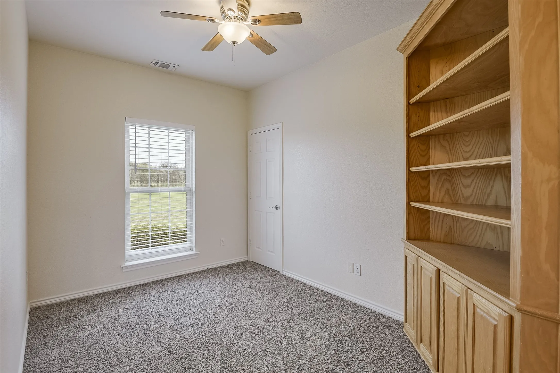 Single Family Residence For Sale in Ellis County , 1066 West Road, Waxahachie, Texas 75165, 4 Bedroom, 4 Bathroom, 2 Garage spaces, 2,908 Sqft, built in 2003, mls#21309022, Real Estate Agent in Waxahachie, Homes For Sale in Ellis county, Homes For Sale in Waxahachie, Realtor in Waxahachie Texas, Real Estate Brokerage Independent Realty Texas, Luminita Cordes Realtor