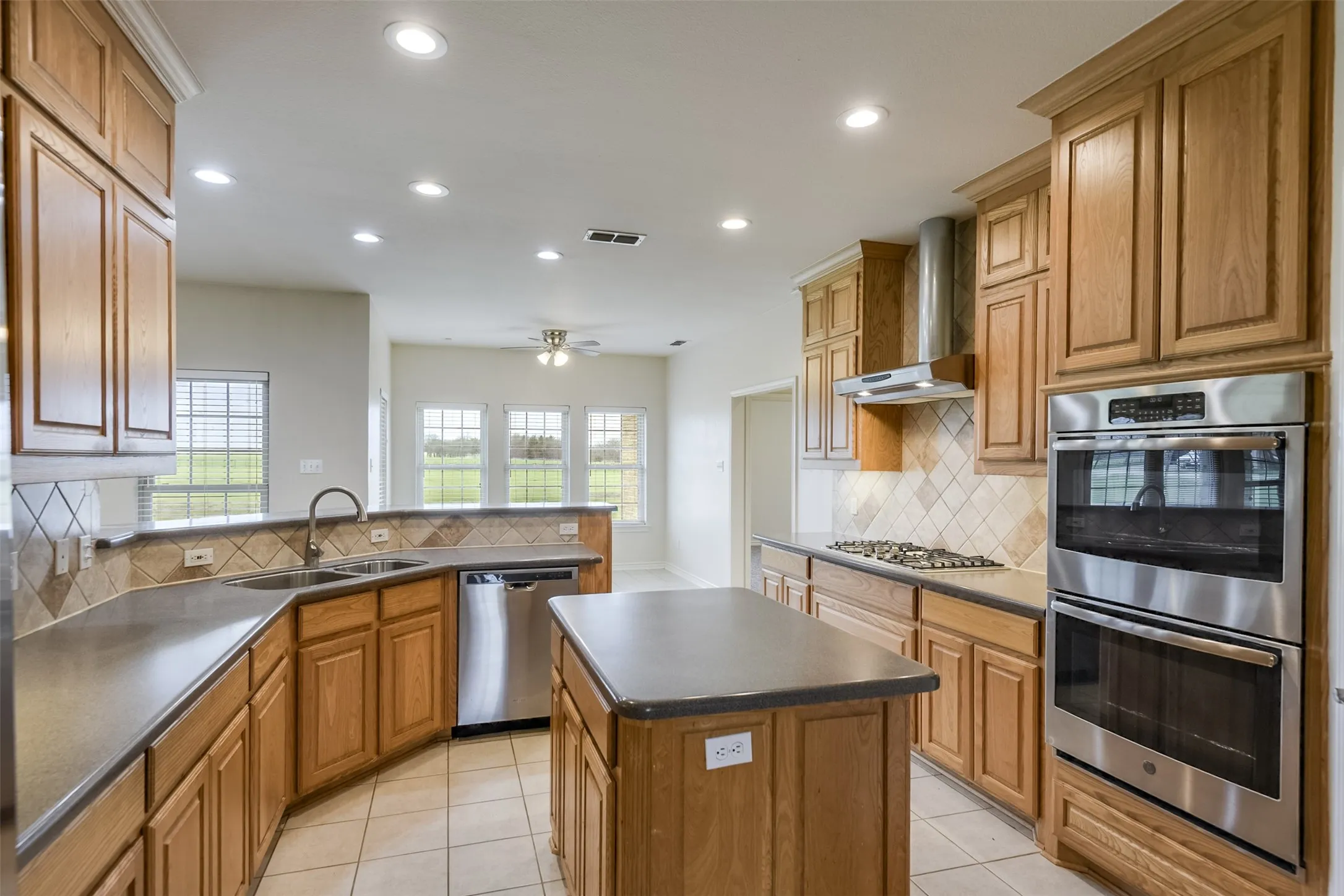 Single Family Residence For Sale in Ellis County , 1066 West Road, Waxahachie, Texas 75165, 4 Bedroom, 4 Bathroom, 2 Garage spaces, 2,908 Sqft, built in 2003, mls#21309022, Real Estate Agent in Waxahachie, Homes For Sale in Ellis county, Homes For Sale in Waxahachie, Realtor in Waxahachie Texas, Real Estate Brokerage Independent Realty Texas, Luminita Cordes Realtor