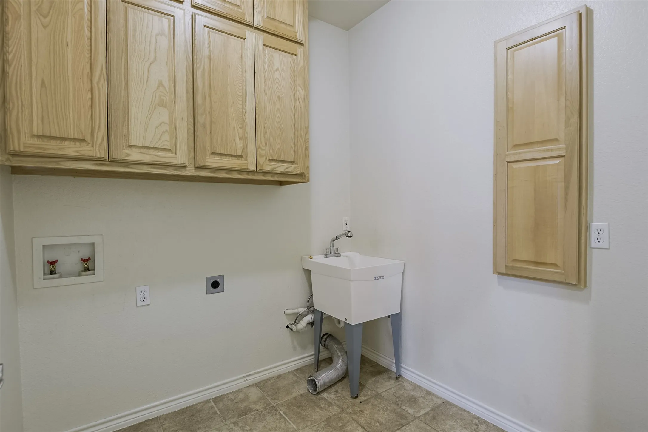 Single Family Residence For Sale in Ellis County , 1066 West Road, Waxahachie, Texas 75165, 4 Bedroom, 4 Bathroom, 2 Garage spaces, 2,908 Sqft, built in 2003, mls#21309022, Real Estate Agent in Waxahachie, Homes For Sale in Ellis county, Homes For Sale in Waxahachie, Realtor in Waxahachie Texas, Real Estate Brokerage Independent Realty Texas, Luminita Cordes Realtor