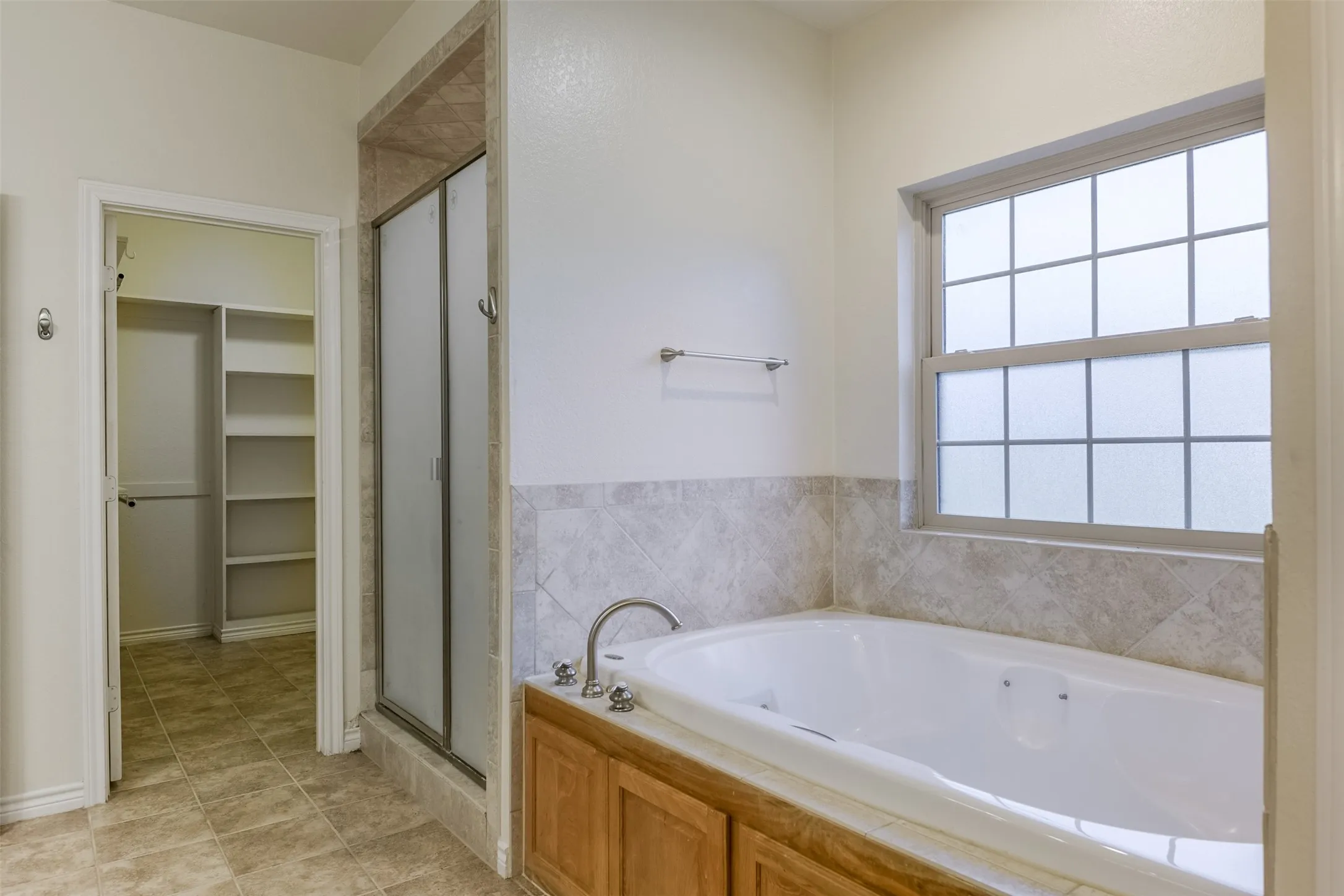 Single Family Residence For Sale in Ellis County , 1066 West Road, Waxahachie, Texas 75165, 4 Bedroom, 4 Bathroom, 2 Garage spaces, 2,908 Sqft, built in 2003, mls#21309022, Real Estate Agent in Waxahachie, Homes For Sale in Ellis county, Homes For Sale in Waxahachie, Realtor in Waxahachie Texas, Real Estate Brokerage Independent Realty Texas, Luminita Cordes Realtor
