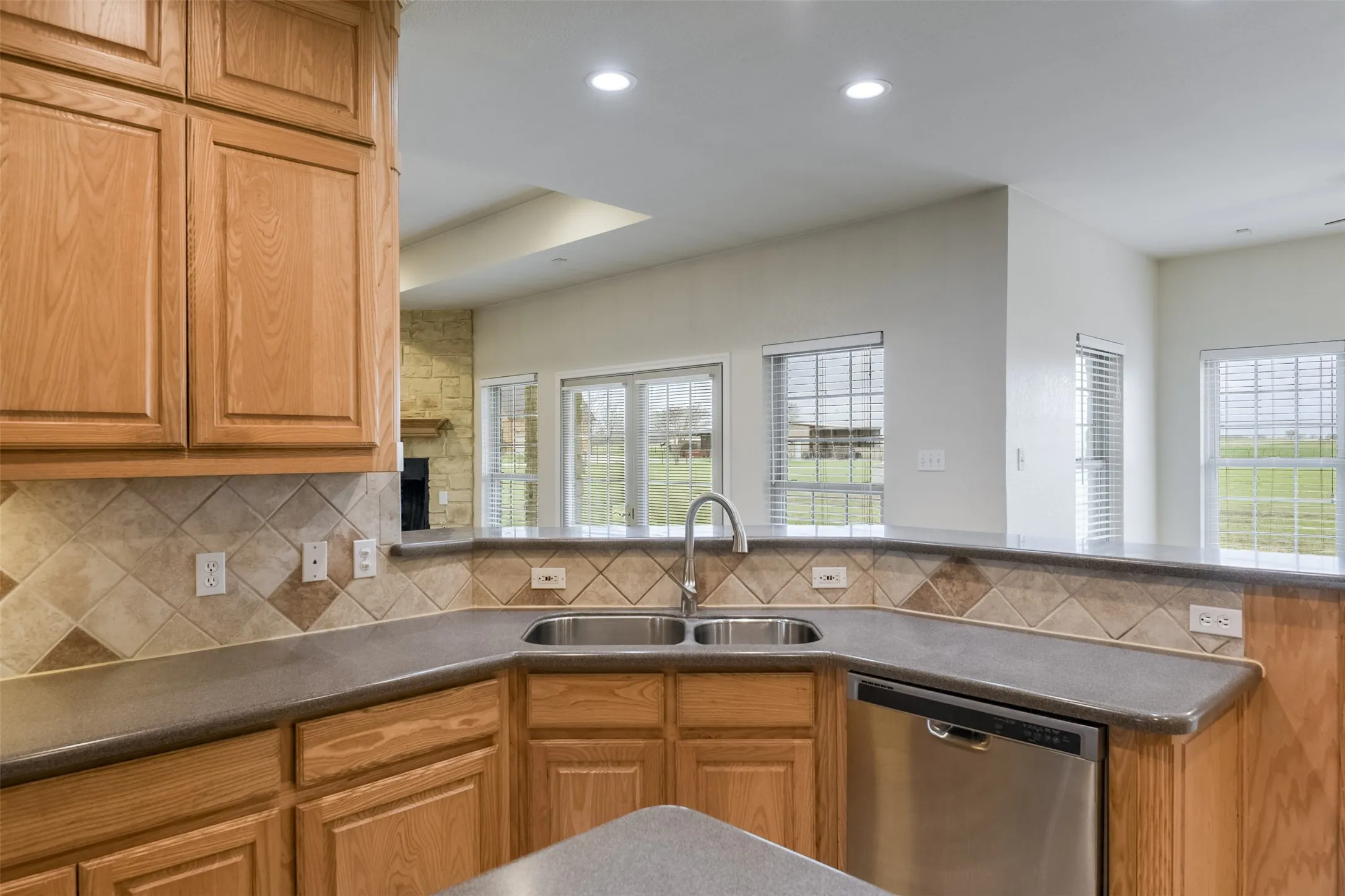 Single Family Residence For Sale in Ellis County , 1066 West Road, Waxahachie, Texas 75165, 4 Bedroom, 4 Bathroom, 2 Garage spaces, 2,908 Sqft, built in 2003, mls#21309022, Real Estate Agent in Waxahachie, Homes For Sale in Ellis county, Homes For Sale in Waxahachie, Realtor in Waxahachie Texas, Real Estate Brokerage Independent Realty Texas, Luminita Cordes Realtor