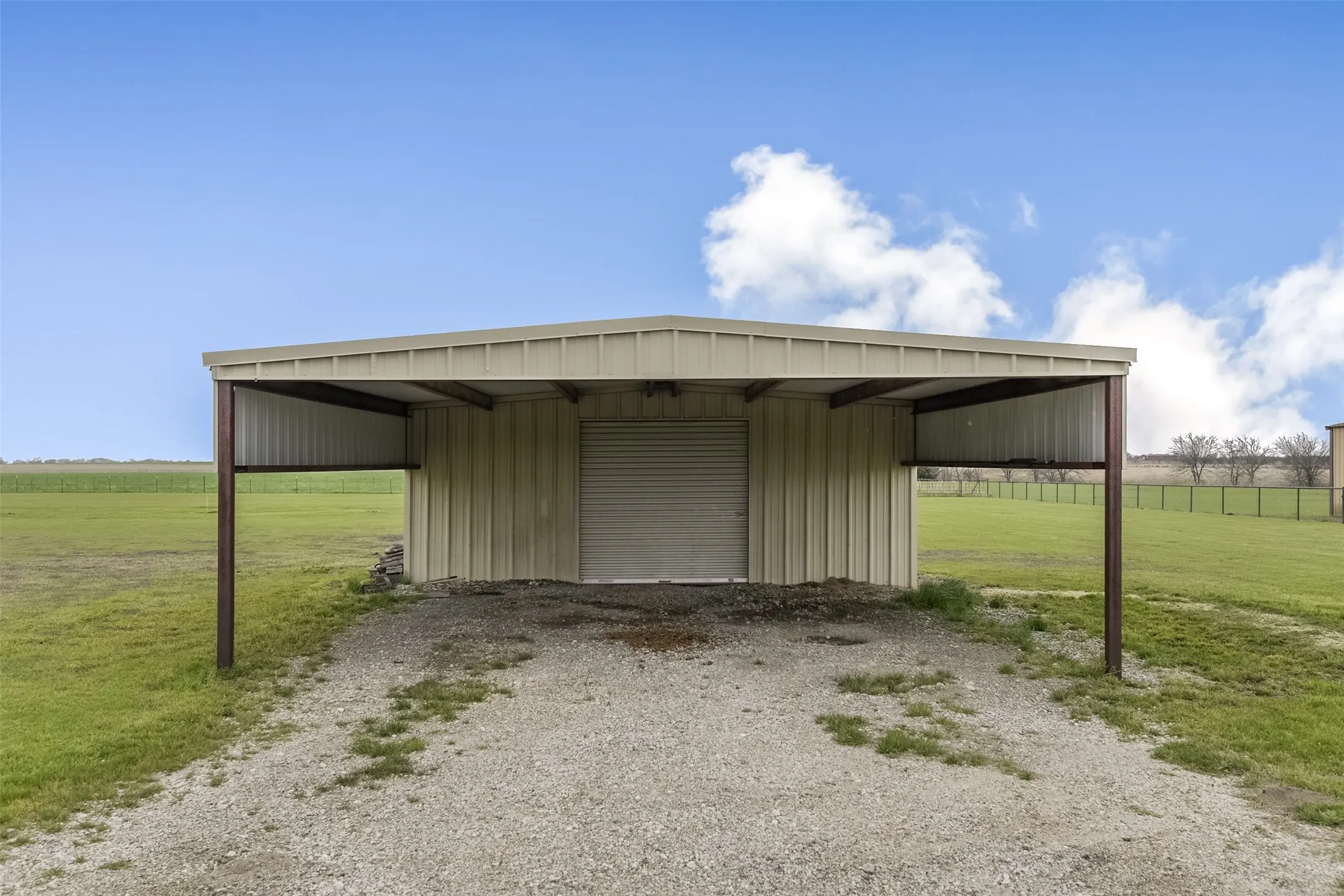 Single Family Residence For Sale in Ellis County , 1066 West Road, Waxahachie, Texas 75165, 4 Bedroom, 4 Bathroom, 2 Garage spaces, 2,908 Sqft, built in 2003, mls#21309022, Real Estate Agent in Waxahachie, Homes For Sale in Ellis county, Homes For Sale in Waxahachie, Realtor in Waxahachie Texas, Real Estate Brokerage Independent Realty Texas, Luminita Cordes Realtor