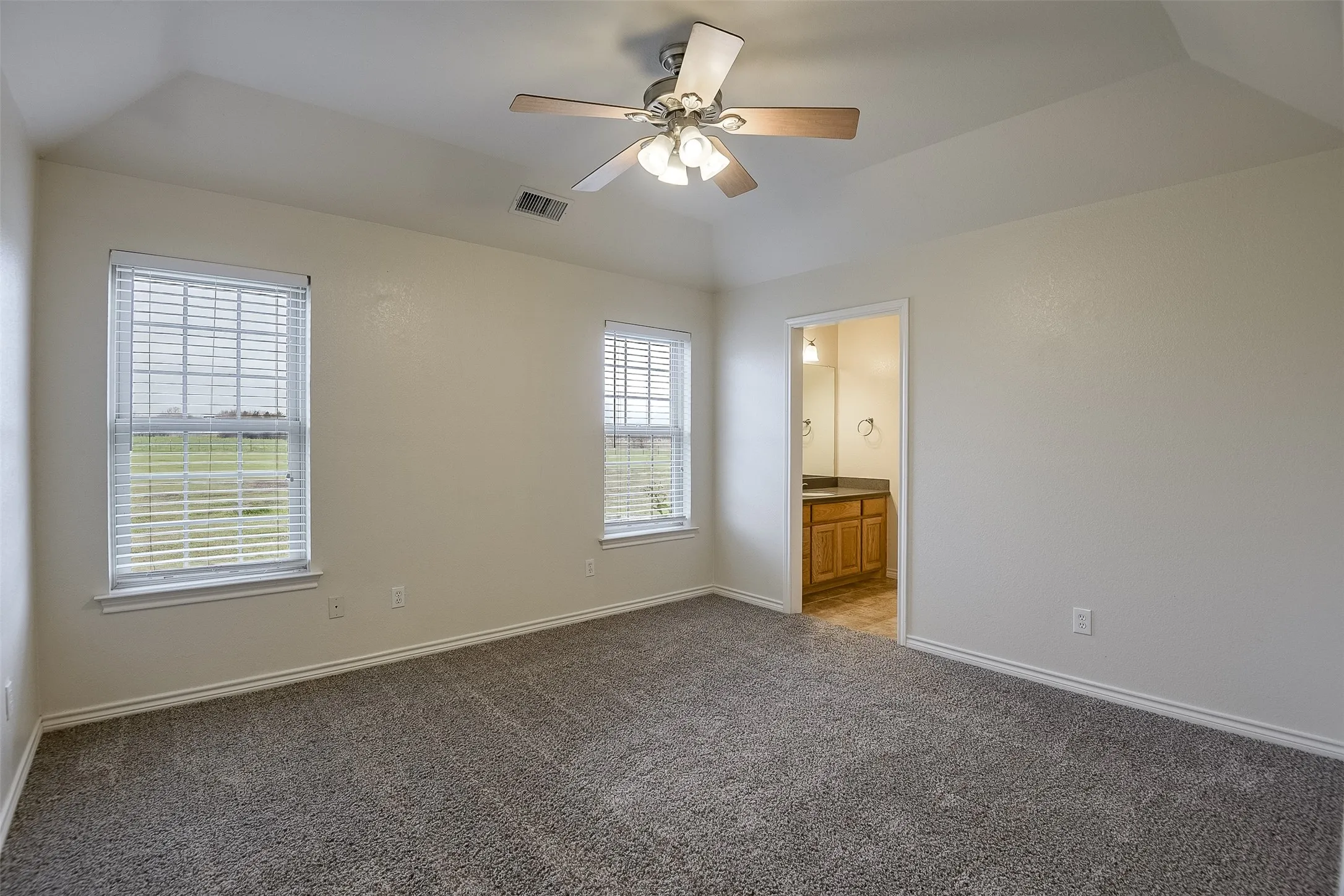 Single Family Residence For Sale in Ellis County , 1066 West Road, Waxahachie, Texas 75165, 4 Bedroom, 4 Bathroom, 2 Garage spaces, 2,908 Sqft, built in 2003, mls#21309022, Real Estate Agent in Waxahachie, Homes For Sale in Ellis county, Homes For Sale in Waxahachie, Realtor in Waxahachie Texas, Real Estate Brokerage Independent Realty Texas, Luminita Cordes Realtor