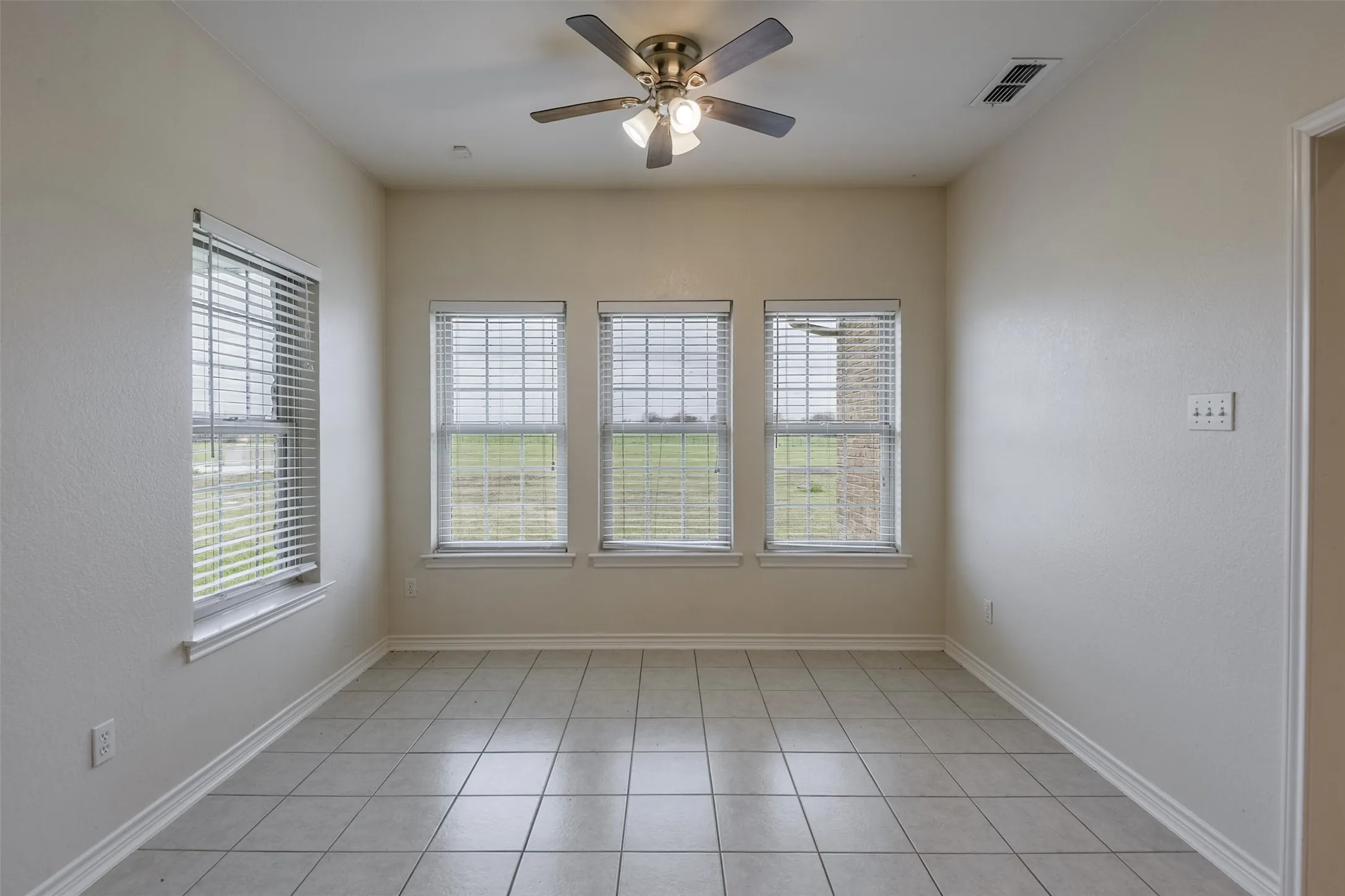 Single Family Residence For Sale in Ellis County , 1066 West Road, Waxahachie, Texas 75165, 4 Bedroom, 4 Bathroom, 2 Garage spaces, 2,908 Sqft, built in 2003, mls#21309022, Real Estate Agent in Waxahachie, Homes For Sale in Ellis county, Homes For Sale in Waxahachie, Realtor in Waxahachie Texas, Real Estate Brokerage Independent Realty Texas, Luminita Cordes Realtor