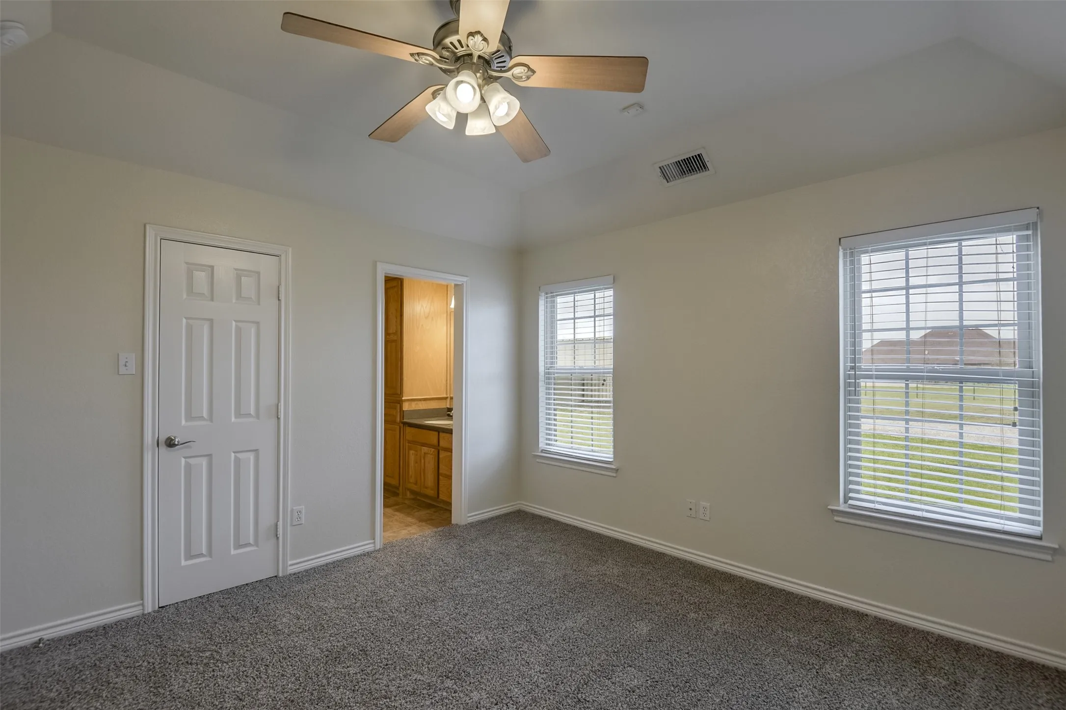 Single Family Residence For Sale in Ellis County , 1066 West Road, Waxahachie, Texas 75165, 4 Bedroom, 4 Bathroom, 2 Garage spaces, 2,908 Sqft, built in 2003, mls#21309022, Real Estate Agent in Waxahachie, Homes For Sale in Ellis county, Homes For Sale in Waxahachie, Realtor in Waxahachie Texas, Real Estate Brokerage Independent Realty Texas, Luminita Cordes Realtor