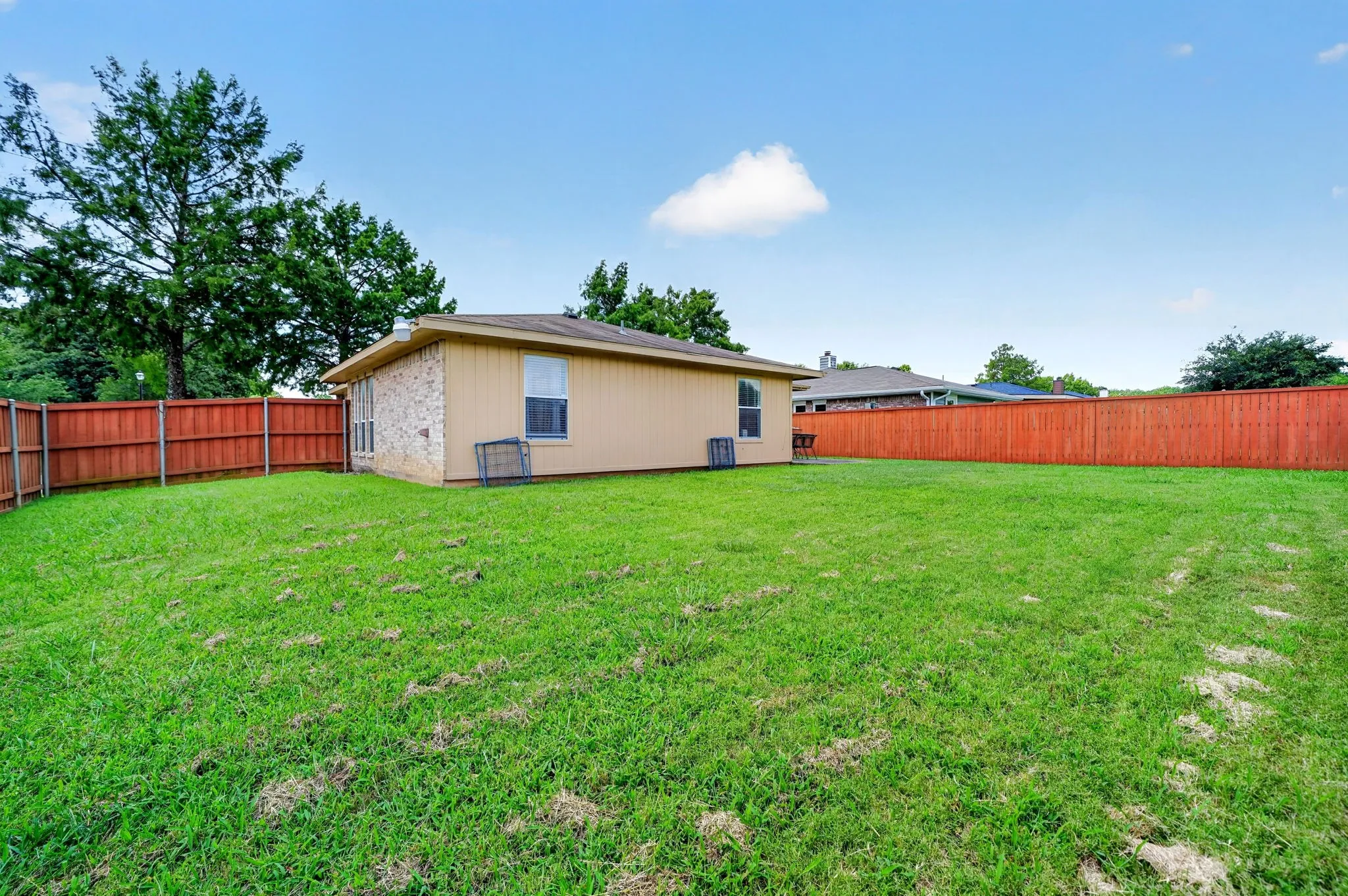 Single Family Residence For Sale in Dallas County , 9339 CRIMNSON Court, Dallas, Texas 75217, 3 Bedroom, 2 Bathroom, 2 Garage spaces, 1,287 Sqft, built in 1998, mls#21313637, Real Estate Agent in Dallas, Homes For Sale in Dallas county, Homes For Sale in Dallas, Realtor in Dallas Texas, Real Estate Brokerage Independent Realty Texas, Luminita Cordes Realtor