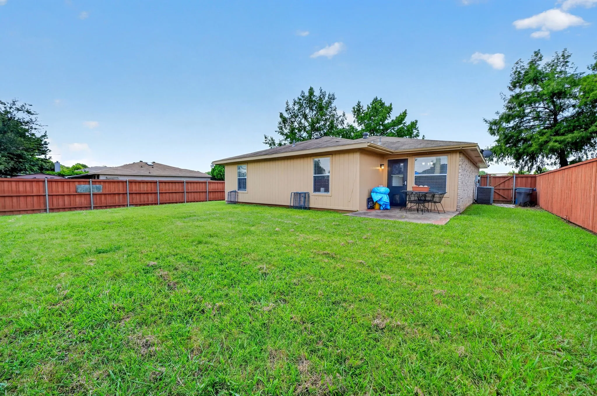Single Family Residence For Sale in Dallas County , 9339 CRIMNSON Court, Dallas, Texas 75217, 3 Bedroom, 2 Bathroom, 2 Garage spaces, 1,287 Sqft, built in 1998, mls#21313637, Real Estate Agent in Dallas, Homes For Sale in Dallas county, Homes For Sale in Dallas, Realtor in Dallas Texas, Real Estate Brokerage Independent Realty Texas, Luminita Cordes Realtor