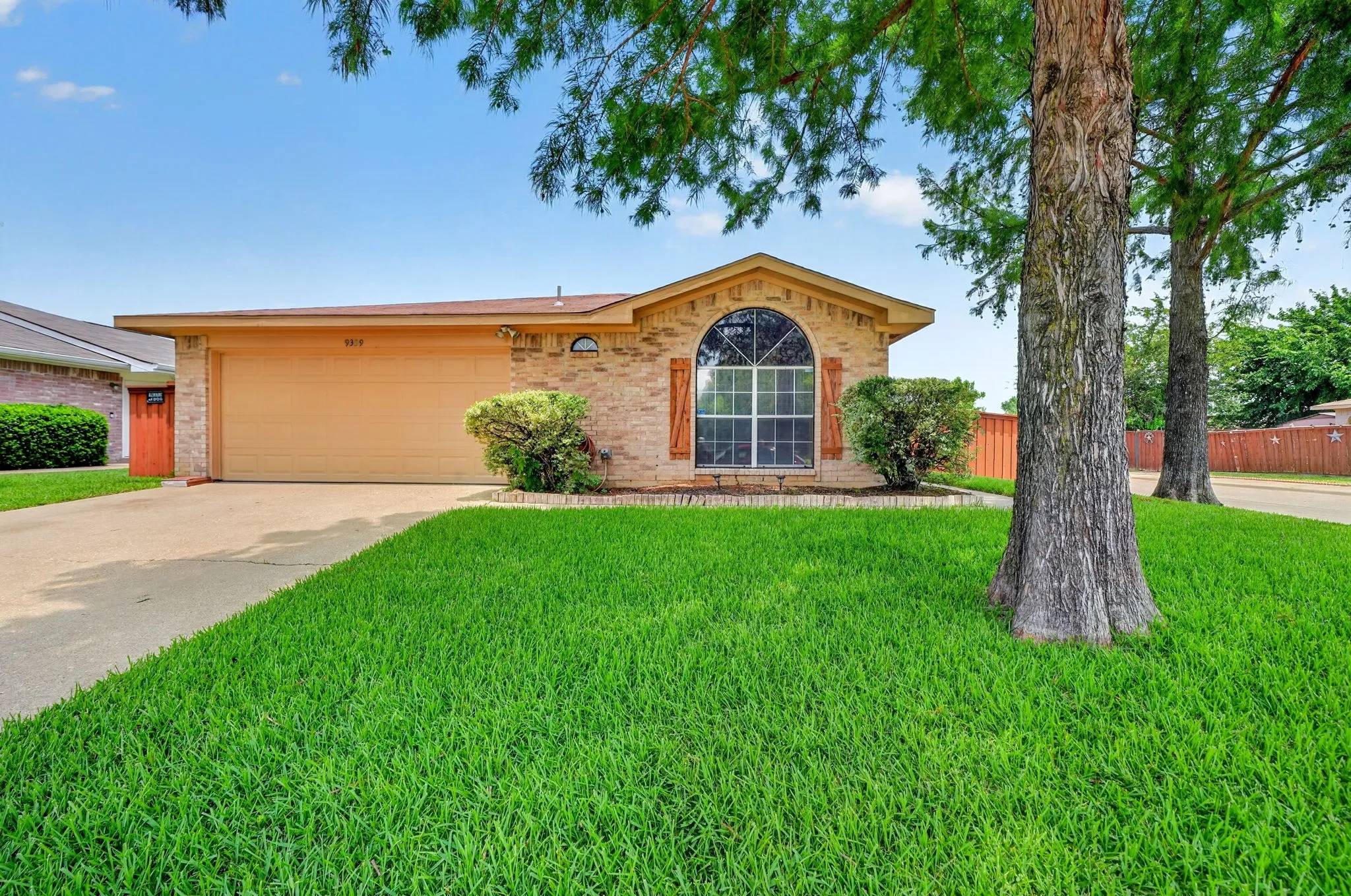 Single Family Residence For Sale in Dallas County , 9339 CRIMNSON Court, Dallas, Texas 75217, 3 Bedroom, 2 Bathroom, 2 Garage spaces, 1,287 Sqft, built in 1998, mls#21313637, Real Estate Agent in Dallas, Homes For Sale in Dallas county, Homes For Sale in Dallas, Realtor in Dallas Texas, Real Estate Brokerage Independent Realty Texas, Luminita Cordes Realtor