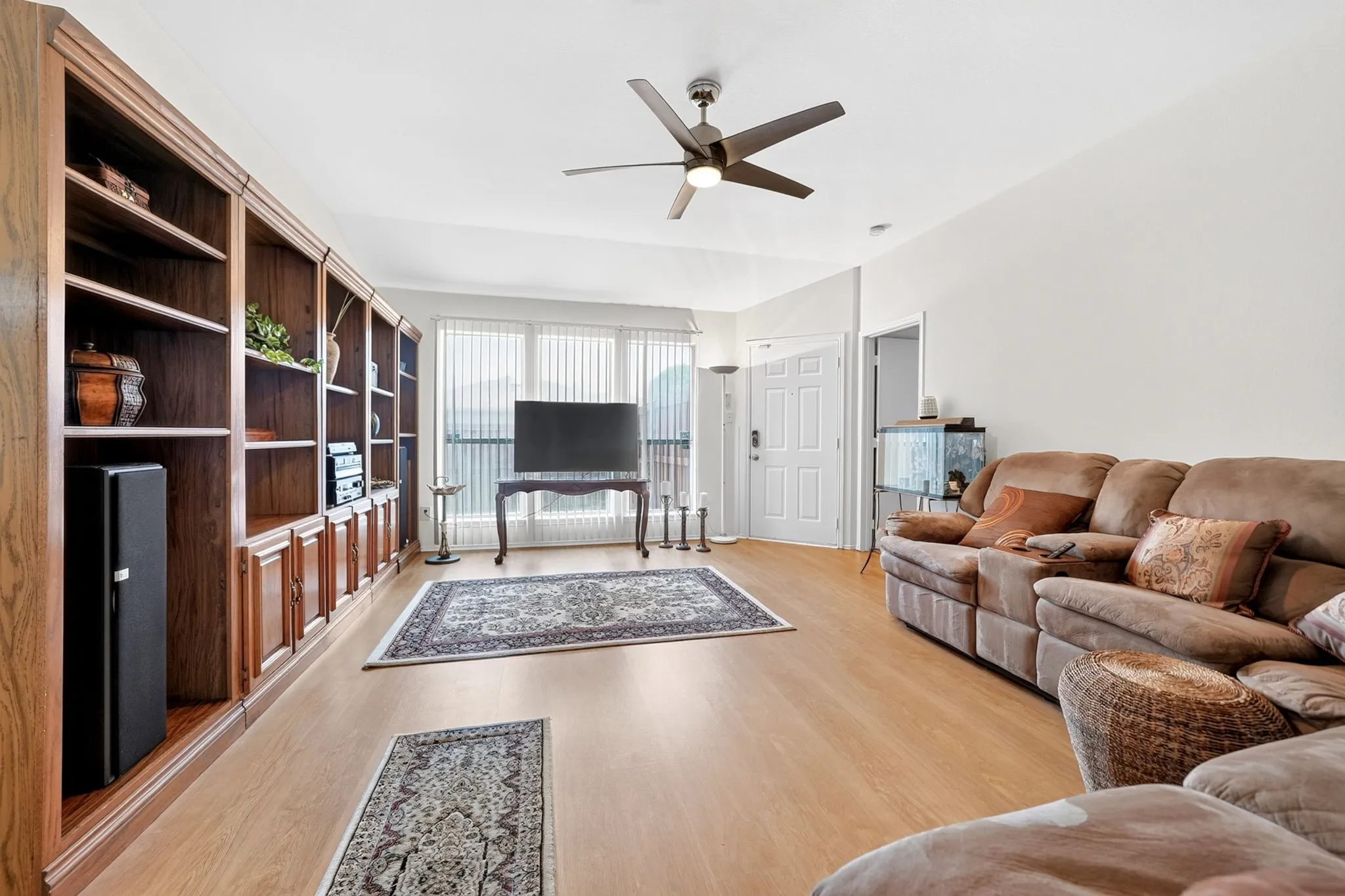 Single Family Residence For Sale in Dallas County , 9339 CRIMNSON Court, Dallas, Texas 75217, 3 Bedroom, 2 Bathroom, 2 Garage spaces, 1,287 Sqft, built in 1998, mls#21313637, Real Estate Agent in Dallas, Homes For Sale in Dallas county, Homes For Sale in Dallas, Realtor in Dallas Texas, Real Estate Brokerage Independent Realty Texas, Luminita Cordes Realtor