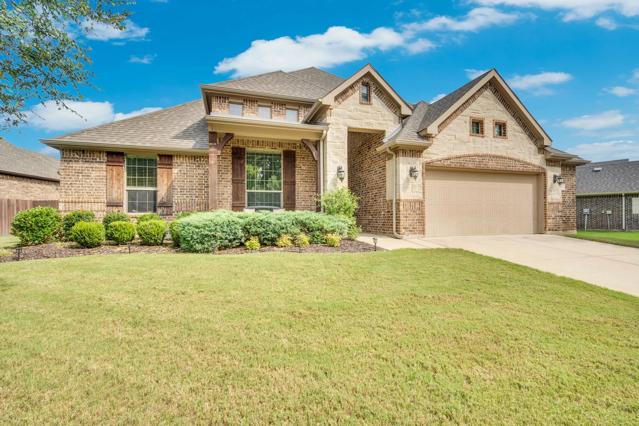 Single Family Residence For Sale in Ellis County , 441 Lake Park Drive, Midlothian, Texas 76065, 4 Bedroom, 3 Bathroom, 2 Garage spaces, 3,350 Sqft, built in 2017, mls#21308624, Real Estate Agent in Midlothian, Homes For Sale in Ellis county, Homes For Sale in Midlothian, Realtor in Midlothian Texas, Real Estate Brokerage Independent Realty Texas, Luminita Cordes Realtor