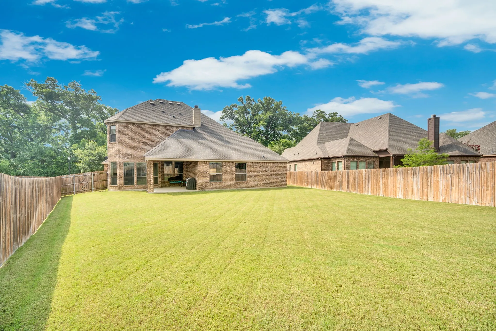 I think this back yard needs a private pool and pergola?? Do you??