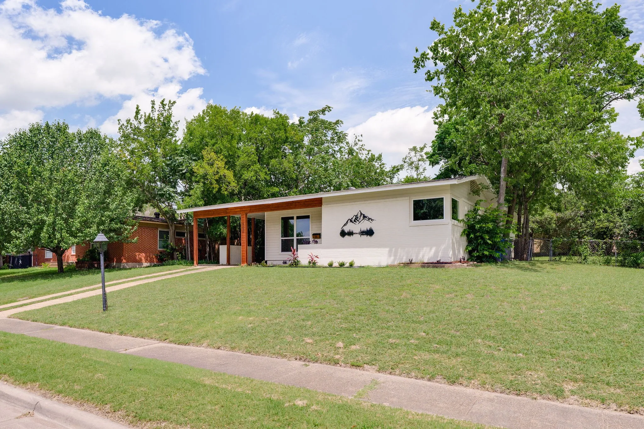 Single Family Residence For Sale in Dallas County , 9795 Twin Creek Circle, Dallas, Texas 75228, 3 Bedroom, 2 Bathroom, Garage spaces, 1,416 Sqft, built in 1955, mls#21308823, Real Estate Agent in Dallas, Homes For Sale in Dallas county, Homes For Sale in Dallas, Realtor in Dallas Texas, Real Estate Brokerage Independent Realty Texas, Luminita Cordes Realtor