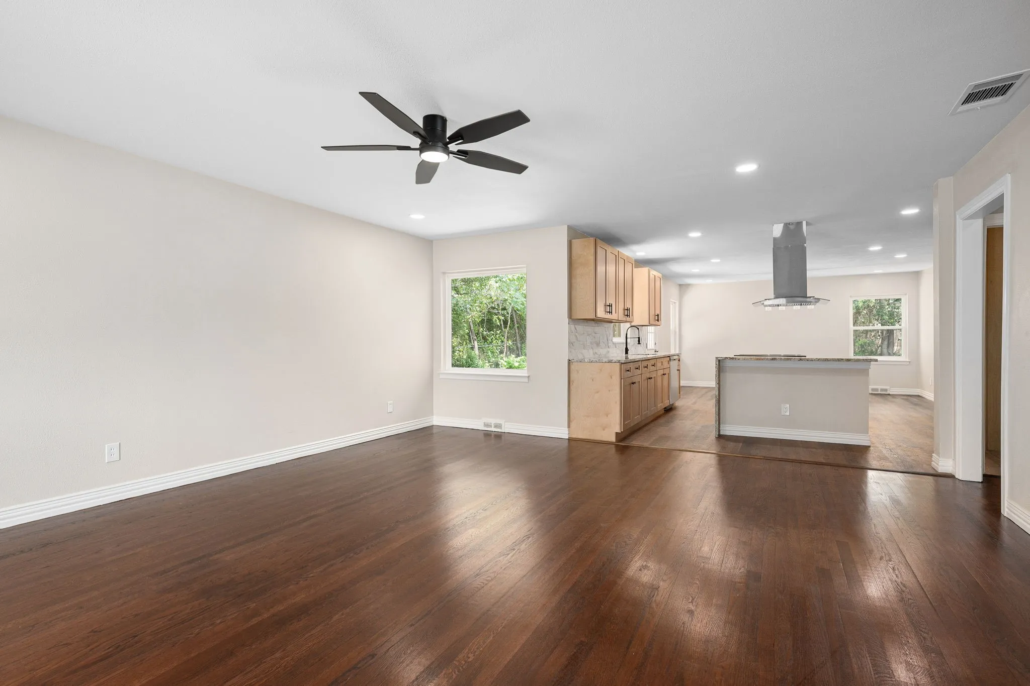 Single Family Residence For Sale in Dallas County , 9795 Twin Creek Circle, Dallas, Texas 75228, 3 Bedroom, 2 Bathroom, Garage spaces, 1,416 Sqft, built in 1955, mls#21308823, Real Estate Agent in Dallas, Homes For Sale in Dallas county, Homes For Sale in Dallas, Realtor in Dallas Texas, Real Estate Brokerage Independent Realty Texas, Luminita Cordes Realtor