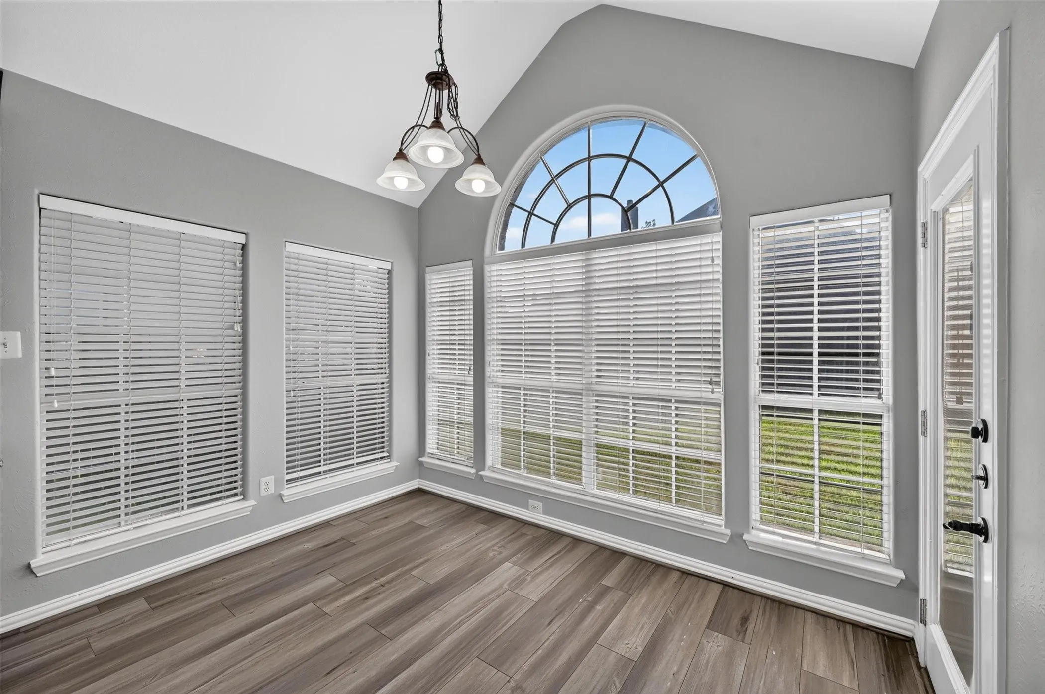 Single Family Residence For Sale in Tarrant County , 305 Victory Lane, Mansfield, Texas 76063, 4 Bedroom, 3 Bathroom, 2 Garage spaces, 3,527 Sqft, built in 2001, mls#21311161, Real Estate Agent in Mansfield, Homes For Sale in Tarrant county, Homes For Sale in Mansfield, Realtor in Mansfield Texas, Real Estate Brokerage Independent Realty Texas, Luminita Cordes Realtor